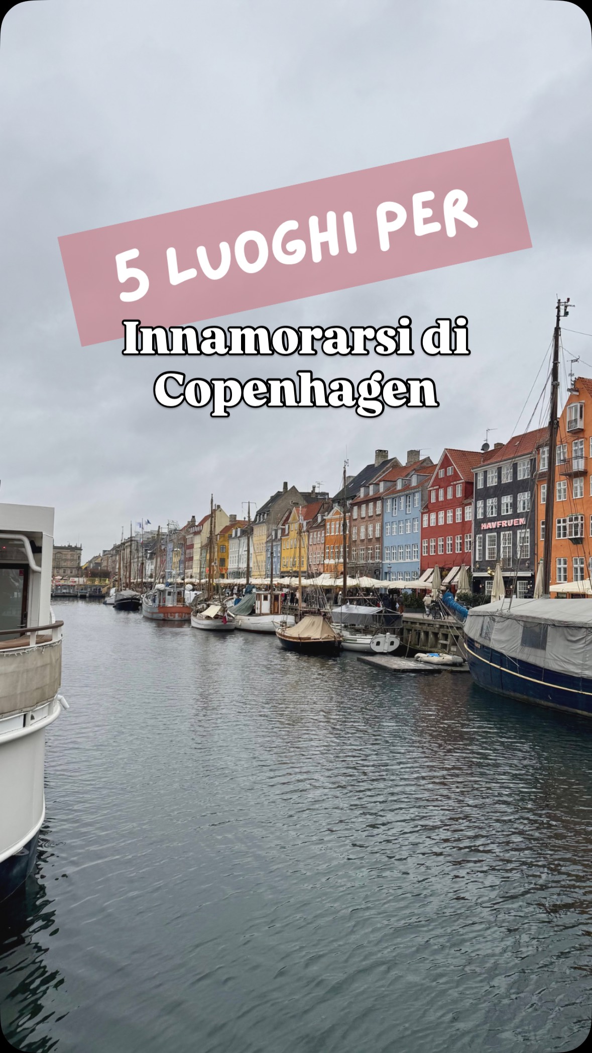 5 cose da fare a Copenaghen che ti faranno innamorare della capitale danese 🇩🇰
Copenaghen è una di quelle città che si scoprono piano piano, una tappa alla volta.
Non servono grandi itinerari, basta perdersi tra colori, architetture e dettagli.
Ecco 5 esperienze da vivere, vedere e fotografare:
🌀 Rundetårn
Una torre rotonda del ‘600 con una rampa elicoidale che sembra infinita. Salendo, tra la luce soffusa e pareti antiche, ti ritrovi all’osservatorio che offre una vista sulla città.
🌳 Gråbrødretorv
Una piazza nascosta nel cuore della città vecchia, con facciate color pastello, un grande platano al centro e un’atmosfera magica.
🌊 Nyhavn di sera
L’iconico canale di Copenaghen si accende la sera. Le casette colorate, le barche ormeggiate, i riflessi sull’acqua. Per la foto perfetta? Vai all’arco vicino all’Apollo Bar.
🖤 Black Diamond, la Biblioteca Reale
Un capolavoro contemporaneo: un blocco di granito nero che si specchia nel canale, elegante e silenzioso. Dentro trovi libri, arte, luce e una delle caffetterie più scenografiche della città.
Salva questo post per quando partirai.
E dimmi: tu quale non vedi l’ora di vivere?
#Copenaghen #CopenhagenTravel #VisitCopenhagen #Danimarca #ViaggioInEuropa #Nyhavn #Rundetårn #BlackDiamond #BibliotecaReale #GuidaDiViaggio #ConsigliDiViaggio #TravelWithIaia #ScorciNordici
Copenhagen
Danimarca
Consigli di viaggio