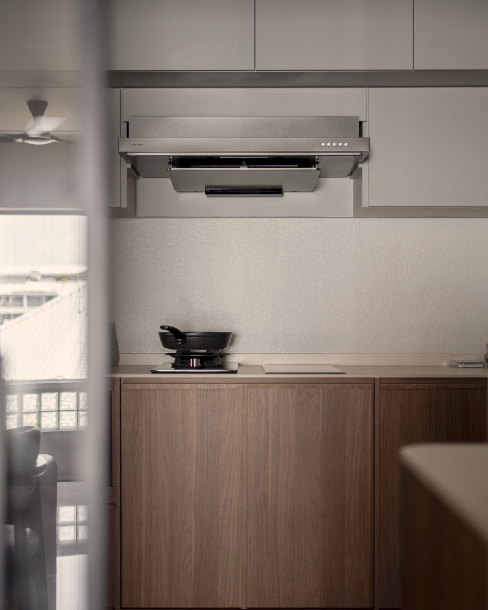 Balances function and finesse seamless storage, a clean backsplash, and thoughtful details that make everyday living feel calm and composed.
#blackwoodsinterior #blackwoods #blackwoodsinc #homedecor #interiordesign #interiorstyling #reno #sginterior #sginteriordesign #home #homedesign #homedecoration #styling #renovation #renovationsg #minimalist #minimalisthome #inspiration