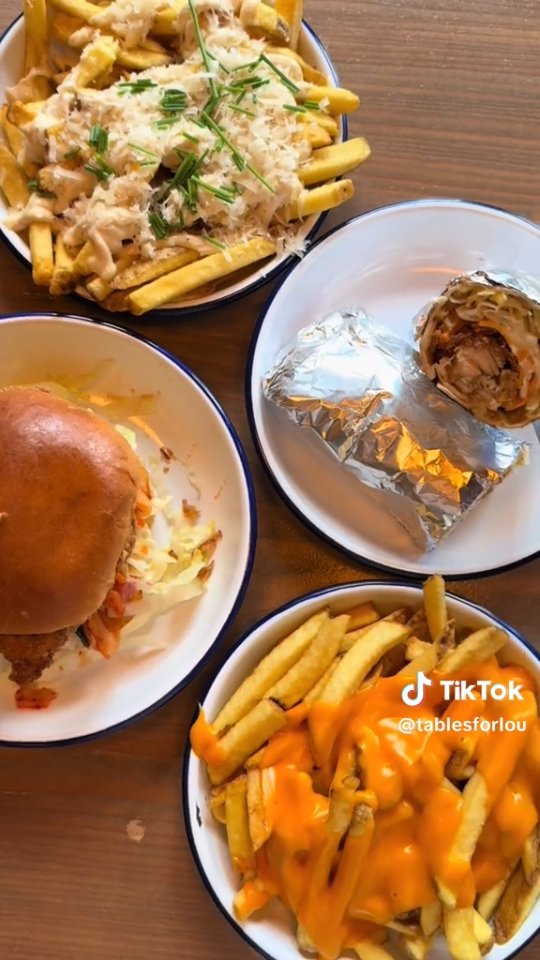 ✨ We hadden onlangs bezoek van @tableforlou bij Patty 'n Bun Maastricht! ✨
Ze kwam langs om onze Kimchi Fried Chicken Burger en de nieuwe kip wrap te proberen – en spoiler: ze was fan! 😍🔥
Benieuwd naar haar ervaring? Check haar video en ontdek waarom wij volgens haar de beste burgers van Maastricht hebben! 🍔🙌
📍 Te vinden in hartje Maastricht
🍗 Fastfood meets kwaliteit
#pattynbun_burgers #maastrichtfood #foodieNL
#hotspotmaastricht #burgerlover #tiktokburger
#limburgeats #burgerspot #eteninmaastricht
#maastrichtcity #foodtoknl #aachen #liege #limburg #maasmechelen