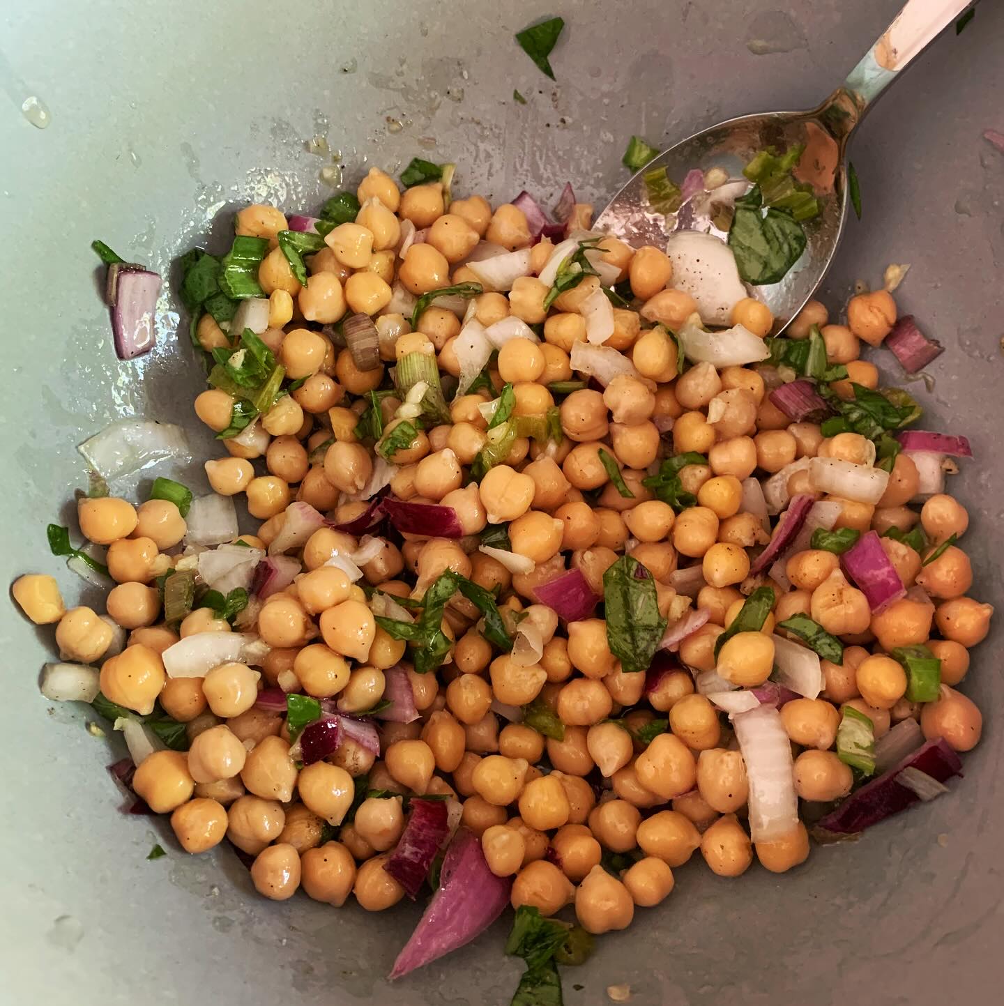 Un classique de l'été, ma petite salade de pois chiches - mon ado de 17 ans en raffole 😁 Idéalement, on prend des pois chiches secs de la meilleure qualité possible + trempage 3-4 jours, mais en vacances une boite c'est bien aussi 😇 ! Une gousse d'ail écrasée, un oignon frais émincé avec les fanes, huile d'olive jus de citron sel poivre et on déguste 😋 ! J'ai rajouté des betteraves lacto-fermentées dans mon assiette aussi 🎉.
.
.
#BonAppetit !
.
+ de 170 recettes et astuces sur
www.delicieuxsanssucre.com
Ou lien cliquable dans ma bio @delicieuxsanssucre
.
🥳 Accéder gratuitement à ma masterclass pour créer VOTRE mode d'alimentation et vous libérer des régimes :
>> Commentez YES !
.
.
#Transformezvotrealimentation #alimentationIntuitive
#MangerMieux #MieuxManger #Alimentation #AlimentationSaine #Flexitarien #FaitMaison #DansMonAssiette #MangerSain #MangerSainement #cestropbon #EquilibreAlimentaire #ReequilibrageAlimentaire #delicieuxsanssucre #miam #miamMiam #VraimentSain #SansGluten #gourmand #Bio
#LegumesDeSaison
#SansSucre #StopSucre #ArreterSucre #DetoxSucre #SansSucreRaffiné #ZeroSucre #sanssucres