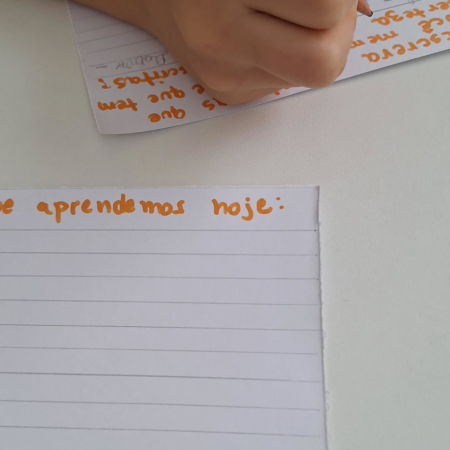 Minha trajetória com a psicopedagogia começou ainda na faculdade, quando, ao cursar Pedagogia, me deparei com um tema que me atravessou profundamente: a subjetividade. Foi ali que compreendi que aprender é um processo muito mais complexo do que costumamos imaginar, e que ele depende não só de estruturas cognitivas, mas também de condições físicas e emocionais que favoreçam um desenvolvimento saudável.
Mais do que rotular ou patologizar, o que me tocou foi a possibilidade de compreender o sujeito diante da sua própria aprendizagem. Na psicopedagogia, por exemplo, considerar a subjetividade significa reconhecer que cada criança tem uma história, um jeito próprio de aprender, e aspectos emocionais e simbólicos que interferem nesse processo.
E foi justamente esse olhar ampliado e respeitoso que me encantou e despertou em mim o desejo de seguir pela psicopedagogia.
Desde então, venho numa caminhada constante, buscando entender a complexidade de cada ser humano e criar estratégias que promovam encontros verdadeiros entre crianças, adolescentes e o conhecimento. Um caminho que une escuta, análise, arte, afeto e interação.
#psicopedagogia #arteterapia #psicopedagogaclínica #pedagogia #psicologiadaprendizagem #aprendizagem