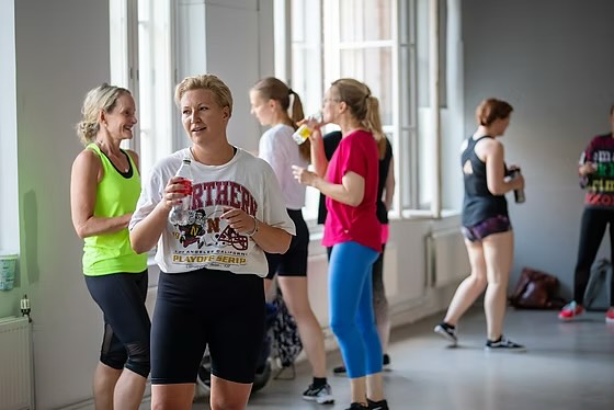 ESITTELYSSÄ: Tanssimaraton -kurssi ✨
Neljä lajia, neljä opettajaa!
Hyvän mielen ja vapautuneen fiiliksen kurssi. Groove jazzia liverumpujen säestyksellä, balettia, nykytanssia ja hip hopia aloittajaystävällisesti ja huippuopettajien johdolla. Kolme tuntia treeniä, taukoilla voit tarpeen mukaan silloin kun haluat.
Paikkana toimii mainio @kumutalo
Aikataulu ja opettajat:
10.00–10.45 Groove Jazz – Janika Tuunainen @janikajuuulia
10.45–11.30 Baletti – Heidi Wasko @heidi_wasko
11.30–12.15 Hip hop – Jemina Pekkonen @jemina.pekkonen
12.15–13.00 Nykytanssi – Mimmi Nordman @mimminordman
💛Groove jazz tunnilla tanssitaan jazztanssia liverumpusäestyksellä, sekä nautitaan rytmin kiemuroista, kehon isolaatiosta ja ilmaisuun heittäytymisestä.
💛Baletti on tanssin klassikkomuoto. Baletissa kehittyvät ryhti, kehon kannatus ja notkeus, sekä tasapaino. Tanssituntiin kuuluvat olennaisena osana klassisen baletin musiikki ja liikemateriaali. Lyhyen 45 minuutin mittaisen tunnin aikana teemme mahdollisimman monipuolisesti erilaisia baletin askelia ja tanssisommitelmia. Tunnilla jokainen voi nauttia tanssista sellaisena kuin on.
💛Hip hop on rytmikäs ja energinen katutanssin laji, joka kehittyy jatkuvasti ja ottaa vaikutteita muista tanssilajeista sekä musiikista. Tunnilla käymme läpi peruselementtejä kuten bouncea, teemme alkeistason tekniikkaharjoitteita, harjoittelemme lyhyen tanssisarjan sekä nautimme hyvästä musiikista.
💛Lempeä nykytanssitunti, jossa keskitytään tanssillisiin lattiatekniikkaharjoituksiin sekä niitä hyödyntävään lyhyeen koreografiaan.
Opettajat ansaitsevat tottakai omat esittelynsä joten heistä lisää myöhemmin!
Huh hellettä & ilmoittautumaan kurssille! 🤩☀️
📸: Terho Aalto
#tehdastanssii #tanssifestivaali #groovejazz #baletti #hiphop #nykytanssi #tanssimaraton #hämeenlinna #hämeenlinnankaupunki