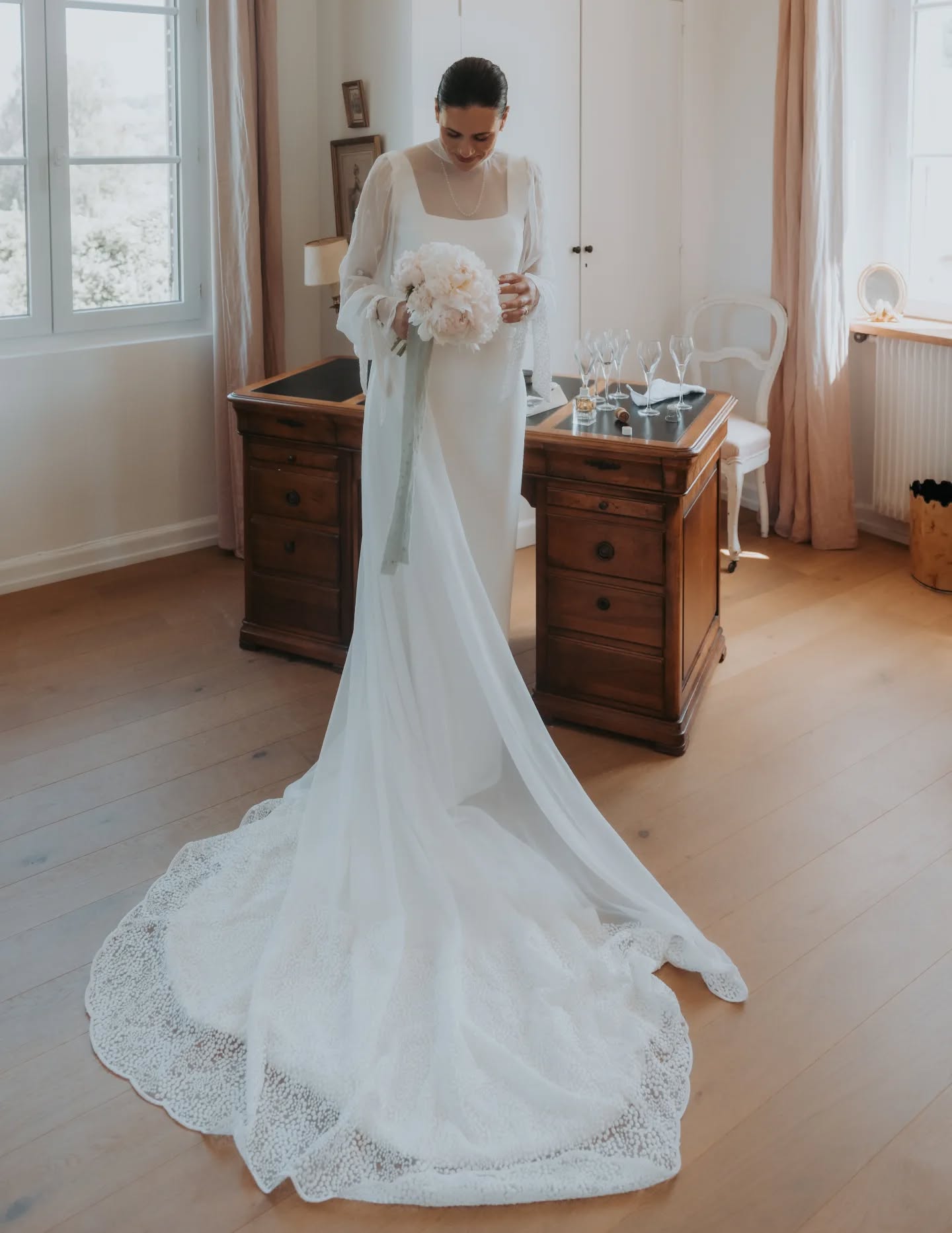 Léa 🤍
Avec Léa on s'est rencontré environ un an avant son mariage, elle avait plein d'idées pour sa robe de mariée. À partir de ses idées on a travaillé ensemble, peaufiné les détails afin de créer sa magnifique robe. Une robe simple en crêpe de soie avec un décolleté carré et un grand dos nu, au dessus une cape en mousseline de soie avec une grande traîne qui finie en dentelle, des manches bouffantes que j'ai brodée à la main qui se ferment avec un ruban de dentelle et un joli col montant qui viens finir la tenue. J'adore tout les petits détails de cette tenue !
📷 @jennifer_buckle