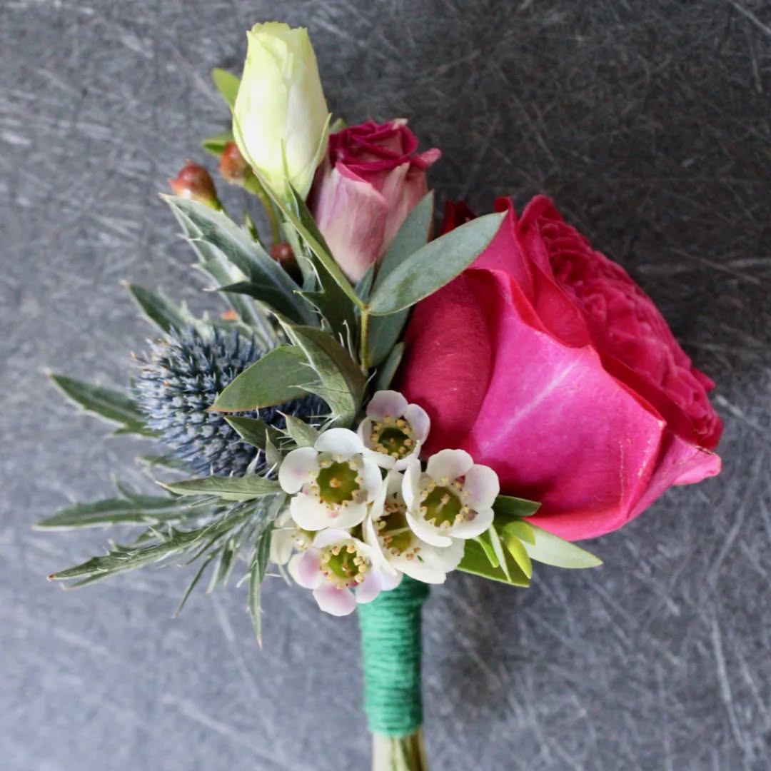 Congratulations to Maria and Neil who were married in the 🌞 at beautiful Prestonfield House #scottishsummerwedding #prestonfieldhousehotel #thestockbridgeflowercompany #forthegroom #thistlebuttonhole #roseandthistle #roseandthistlebuttonhole #scottishwedding #scottishgroom #weddingfloristedinburgh #weddingflowersedinburgh