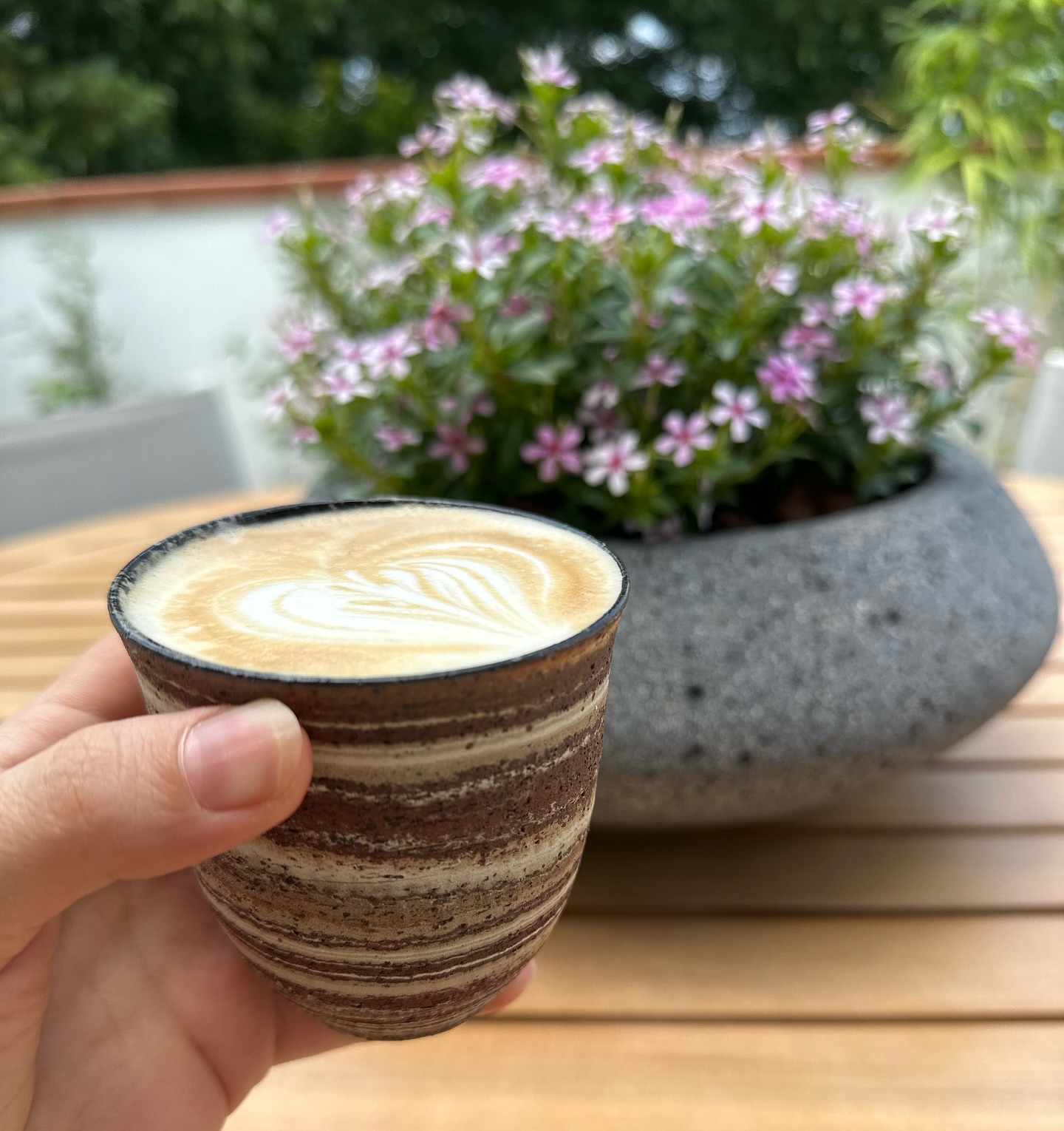 הכוס היא 50% מהחוויה 🤎
#קרמיקה #קרמיקה_ישראלית #קרמיקה_בעבודת_יד #כוסקרמיקה #potterylove #pottery #ceramics