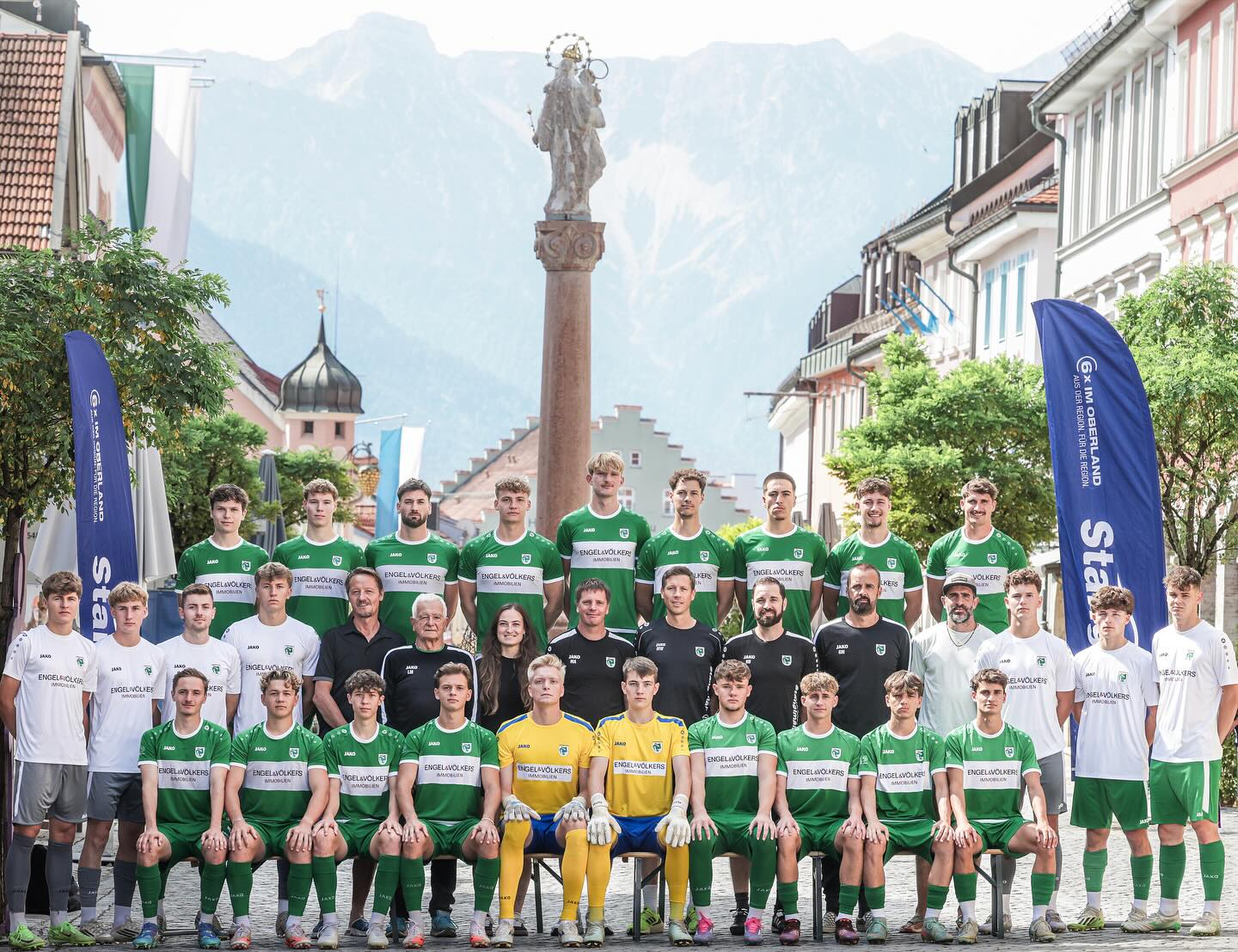 📸 Mannschaftsfoto Saison 2025/26 💚⚽
Mit frischem Elan, neuen Gesichtern und einem klaren Ziel vor Augen starten wir in die neue Saison!
🔥
wir wollen wieder ambitioniert angreifen und gemeinsam Gas geben! 💪
Ein riesiges Dankeschön geht an unsere treuen Partner und Sponsoren @engelvoelkers.garmisch sowie das @autohaus_stanglmair
Jetzt heißt’s: volle Konzentration, Zusammenhalt und Leidenschaft und eine geile Saison gemeinsam mit allen Zuschauern! 🐉
Danke fürs Foto!
@trandyyyy @menschmayr.de
#tsv1865murnau #saison2526 #einteam #neuegesichter #vollgas #engelandvölkers #autohausstanglmeier #fussballliebe #teamspirit #heimatverein #gemeinsamstark #Murnau #TSV #Edid #drachen #explore #Landesliga #Team #fy #amateurfussball #fussball #foryou #oberland #dragons #jugendforscht #news #affengeil #eimmalDracheImmerDrache #🐉