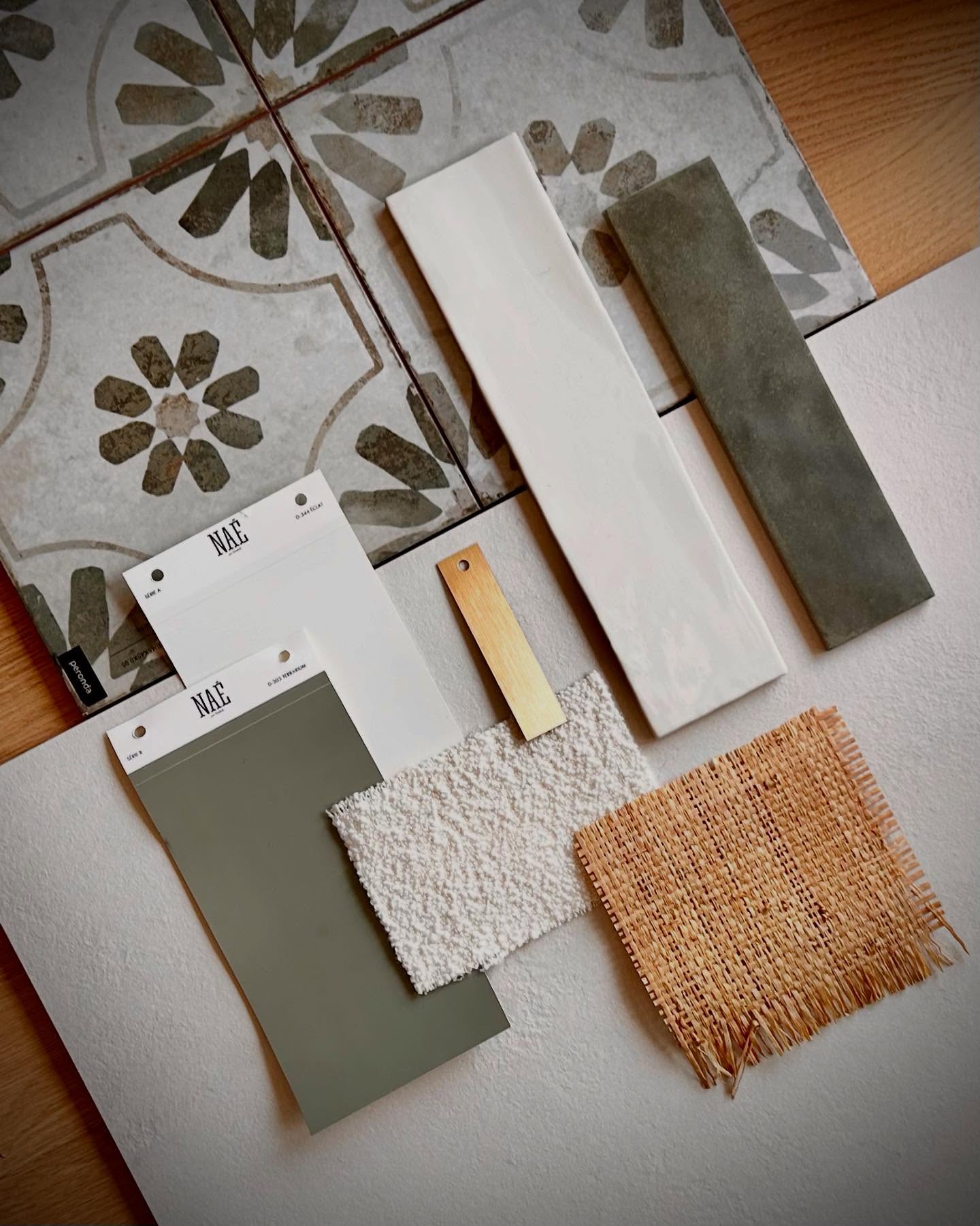 🎥 Projet GAVRES – Choix Matériaux pour cette bâtisse datée de 1650 😳!
Hier après-midi, direction Point P Lorient avec mes clients, pour choisir et valider une partie des choix de revêtements de sols.
🍪 À l’heure du goûter, on ne choisit pas des gâteaux, mais des carrelages! Pour moi, c’est tout comme 😉
👉🏻 Mot d’ordre: redonner à cette bâtisse son charme d’antan.
Cette maison de famille oubliée, mérite d’être à nouveau bercée par les embruns, les bruits d’été et les silences d’hiver, donc on va tout faire pour! Et le gros avantage, c’est que les clients et moi on s’est parfaitement trouvé!
🧐 Avant cette étape, j’ai réalisé une présélection que je leur ai présenté.
On a touché, caressé, assemblé, changé, rechangé, posé à la lumière artifielle, puis à la lumière naturelle… et la magie opère: des étincelles dans leurs yeux, la projection se fait et la combinaison parfaite apparaît. Et ça c’est magique!
🤩 On commence à sentir le projet prendre forme, et c’est super excitant !
📸 Petit aperçu de notre sélection du jour : du carrelage aspect carreaux de ciment pour l’entrée et la cuisine, un sol minéral clair pour l’espace salle à manger / salon, du parquet vieilli pour les chambres, et une belle harmonie de couleurs qui se profile.
Trop hâte de vous montrer la résultat! Et vivement la suite !
Et vous ? Vous aimeriez être accompagné dans les choix de votre futur intérieur avec clarté et sérénité ?
📩 Parlons-en, je suis là pour ça.
Je suis Marie, Créatrice d’intérieurs, et je vous accompagne dans vos projets pour créer des espaces qui racontent une histoire… à votre image ✨
🌍www.lateliervm.fr
📩contact@lateliervm.fr
☎️06 07 94 80 19
#portlouis #ploemeur #lorient #guidel #larmorplage #morbihan #bretagne #decoratricedinterieur #decoration #choixmateriaux #sol #carreauxdeciment #parquet #renovation #pointplorient #pointp #peronda #refin