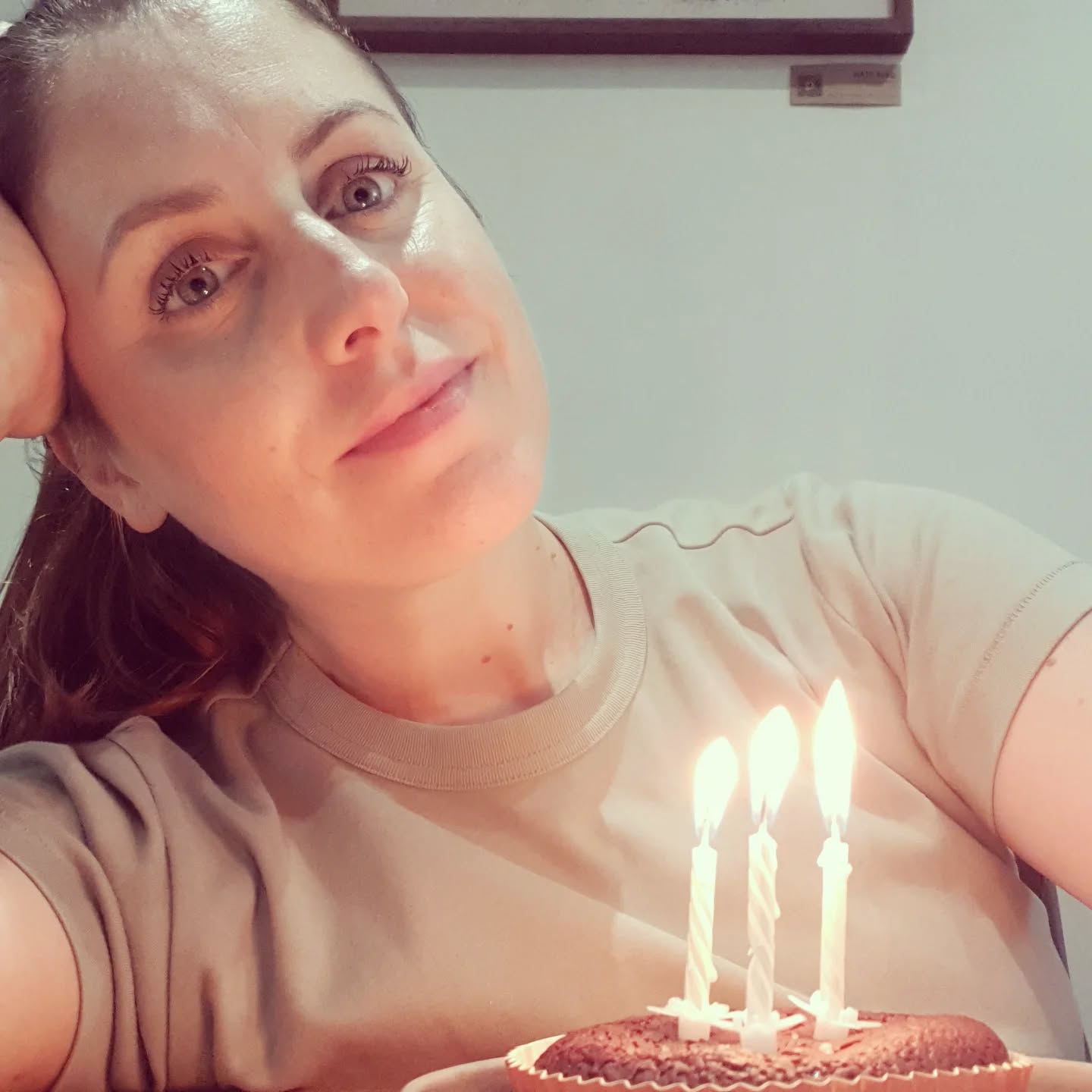 ET DE 3 ! HAPPY PLUME ! 🎂
Plume fête aujourd'hui ses 3 bougies ❤
C'est passé si vite !
Merci encore et toujours à tous pour votre fidélité, je suis tellement contente de vous recevoir et de cuisiner pour vous 😋
J'ai encore beaucoup d'optimisations à apporter à Plume. Cela prend du temps. Je teste des choses pour valider mes idées ou pas ; et puis il faut prendre en compte la conjoncture. Pas toujours évident ....mais diablement grisant !
Sans oublier le challenge quotidien de la prédiction...combien serez vous à table aujourd'hui ?? Je m'améliore 😉 N'hésitez pas à poser vos questions sur votre avenir au 0680077486 😝
J'en profite pour vous dire que Plume sera fermé du 5 au 25 août inclus pour un repos bien mérité (ce me semble) ! 😎
D'ici là on vous attend 😙
.
.
.
.
.
.
.
.
.
.
#cuisinemaison
#vacances #nantescentreville #anniversaire #merci #faitmaison #resataurant #coffeeshop