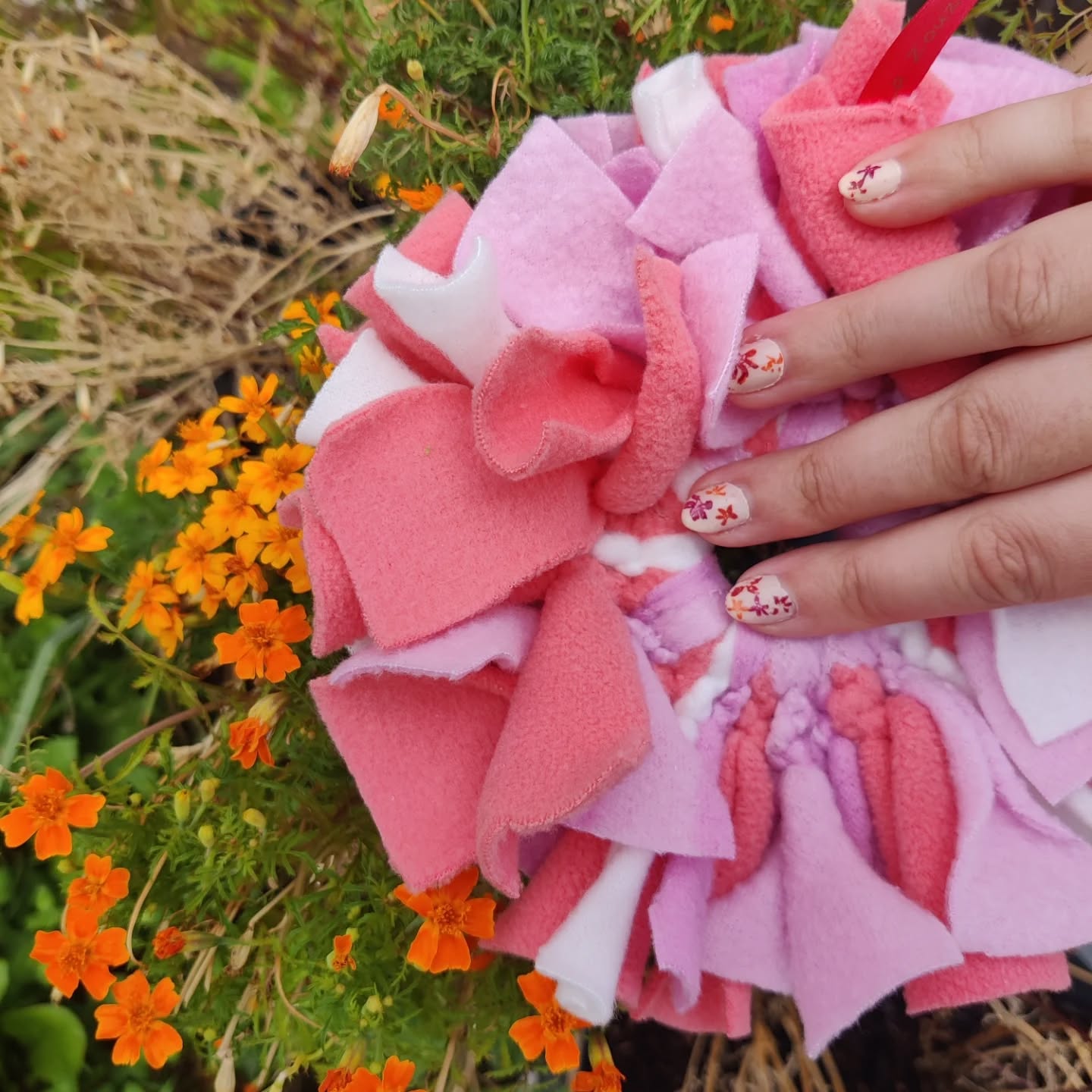 🍩 Le Douxnuts qui ne fond pas au soleil 🌞🐾
Cet été, pas besoin de courir après une glace : chez La Zouzoulerie, on te propose le jouet parfait pour rafraîchir les parties de jeu de ton poilu préféré 😎
Le Douxnuts en tissu recyclé, c’est la douceur d’un beignet, la solidité d’un jouet bien pensé, et une forme idéale pour les mordus de lancer/rapporter/mâchouiller à l’ombre des arbres 🌳
🐶 Résistant, léger, coloré : il a tout pour plaire, que tu sois team pataugeoire ou team transat.
🎉 Et en plus, il est né d’une collaboration 100 % fun et engagée avec Récréanimaux et Flair'Rita – trois univers réunis pour gâter les truffes et faire rimer récup’ avec plaisir.
💛 Testé et approuvé par nos Pot’à pattes (et parfois même piqué par les chats, mais on dira rien…)
Alors, prêt à déguster l’été avec style ? 😋
#LaZouzoulerie #donutlover #JouetRecyclé #CollabResponsable #FlairRita #Recréanimaux #PotàPattes #JouetChien #ÉtéCanin #ZéroDéchet #canin #collaboration