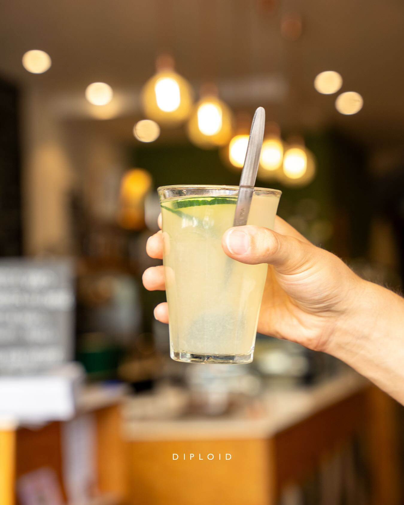 Citronnade maison au concombre frais.
Rien de plus simple, rien de plus efficace.
Un grand verre bien frais, légèrement acidulé, super désaltérant — parfait pour les journées d’été où tout ce qu’on cherche, c’est un peu de fraîcheur.
1 Disponible tous les jours au Diploïd, de 8h30 à 17h30.
#citronnade #boissonmaison #diploidlyon #slaketerreaux
#concombre #étéàlyon #brunchlyon #lyon1 #faitmaison #fraîcheur
Photo @studiocraime