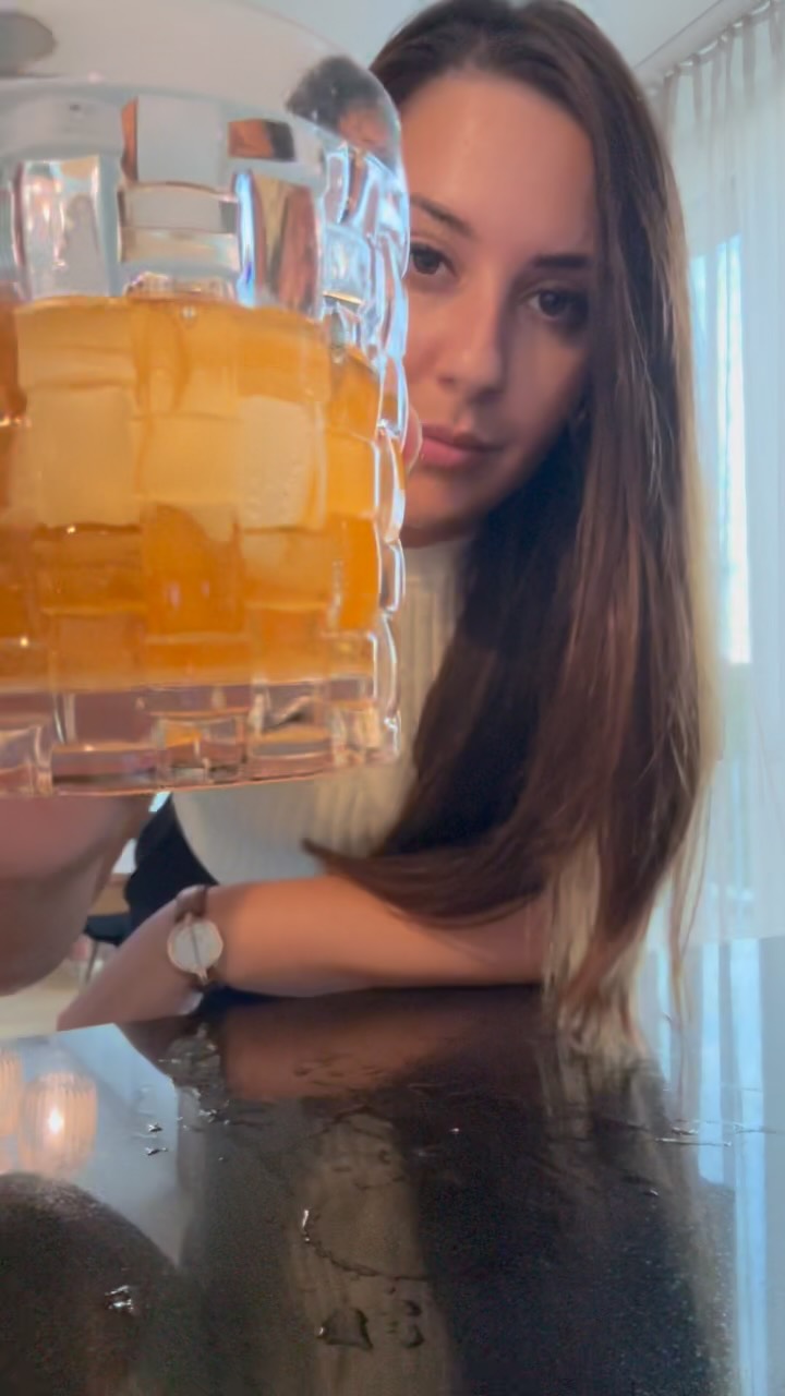 Ingredienti:
6 cl di Whiskey
1 cubetto di zucchero oppure 1 cl di sciroppo di zucchero
2–3 gocce di Angostura Bitter
Qualche goccia d’acqua (facoltativo)
Ghiaccio (meglio un cubo grande)
Scorza d’arancia per guarnire
Preparazione
Metti il cubetto di zucchero (o lo sciroppo) nel bicchiere
Aggiungi il bitter e qualche goccia d’acqua.
Mescola bene
Se usi il cubetto, pestalo fino a ottenere una base liquida.
Aggiungi il whiskey
Aggiungi un grosso cubo di ghiaccio e mescola.
Spruzza la zeste d’arancia sopra il drink per rilasciare gli oli essenziali, poi mettila nel bicchiere.
Salute!
•
•
#drink#oldfashioned#whiskey#orange#cocktail#classic#oldfashionedcocktail#bevanda