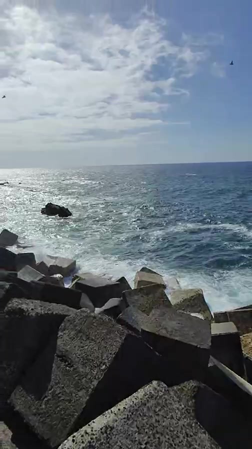 Looking at the beautiful waves at Purto de la Cruz