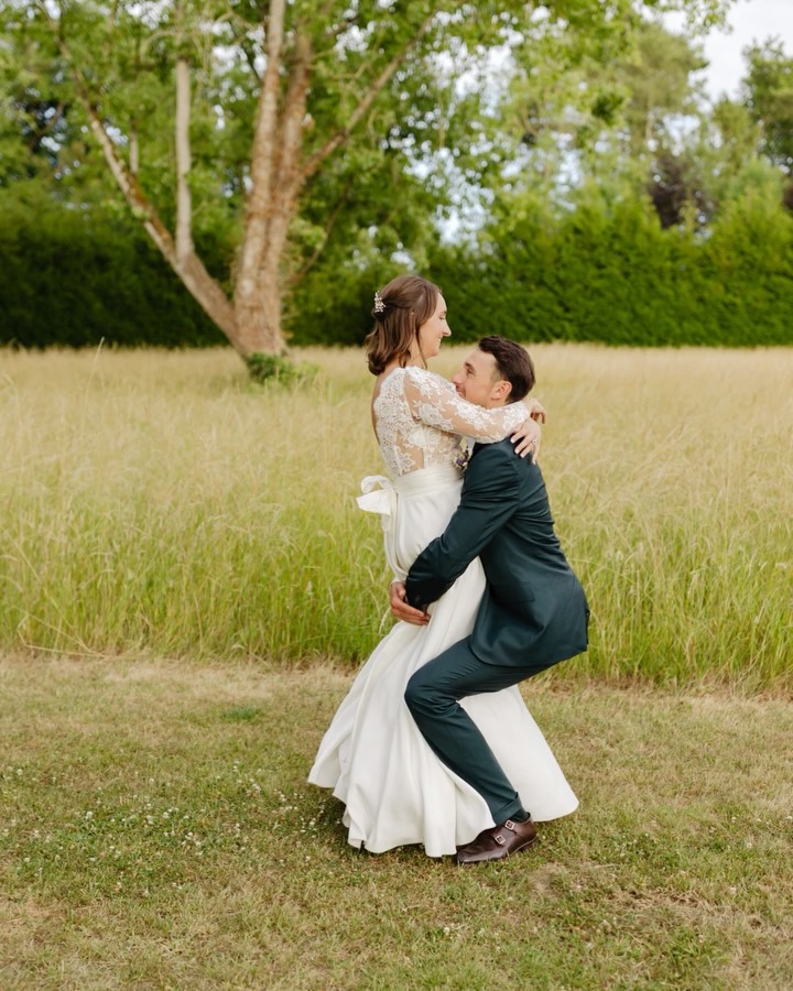 Parce que prendre un moment pour laisser des mots doux sur ma vitrine Google, c’est :
❤️ réchauffer mon cœur tout mou et me donner un boost d’énergie
🔎 aider mon site à briller et à être plus visible
🤲🏻 guider les futurs clients dans leur recherche du photographe parfait
Et tout ça :
⏱ prend seulement 5 minutes de ton temps
💸 c’est totalement gratuit !
Merci pour ton soutien, il fait toute la différence. ✨
——
#melanievauryphotographe #avisphotographe #photographemariage #chateaudeflixecourt #mariage2026