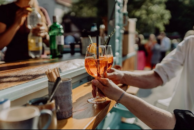 Neben Kaffee schenkt das kleine @daddel.du liebend gern Longdrinks aus - auch alkoholfrei! Danke 📷@theweddingtree.eu für die fantastischen Aufnahmen!