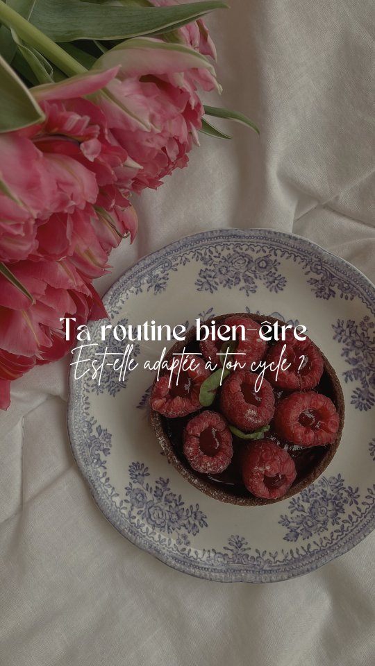 Les femmes ont longtemps été sous-représentées dans les études cliniques. Plusieurs raisons expliquent cela, notamment le risque potentiel d'une grossesse. De ce fait, beaucoup d'études ont été réalisées sur des femmes ménopausées, ou des femmes mises sous contraception hormonale (et donc, n'ayant plus de cycle menstruel).
Pourtant, nous fonctionnons complètement différemment des hommes. Nos fluctuations hormonales sont plus importantes, nos cycles influencent notre humeur, notre énergie, notre digestion, notre métabolisme...
Dans le monde médical, la sous-représentation des femmes dans les études entraîne des conséquences négatives sur leur prise en charge (davantage d'effets secondaires avec les traitements etc).
Dans le domaine du bien-être et de la nutrition, c'est le même constat.
Beaucoup de femmes appliquent des routines pensées pour des hommes, sans tenir compte de notre cyclicité et de nos différences.
Certaines habitudes peuvent en réalité causer du tort à nos hormones et perturber nos cycles. Le sport à jeun par exemple peut augmenter la synthèse de cortisol et inhiber la synthèse de progestérone, avec un risque plus élevé de SPM et de dysménorrhées.
Qu'en pensez-vous ? Essayez-vous d'adapter vos routines aux phases de votre cycle ? 🤍
#cyclemenstruel #cycleféminin #cyclesyncing #hormonesfemme #equilibrehormonal