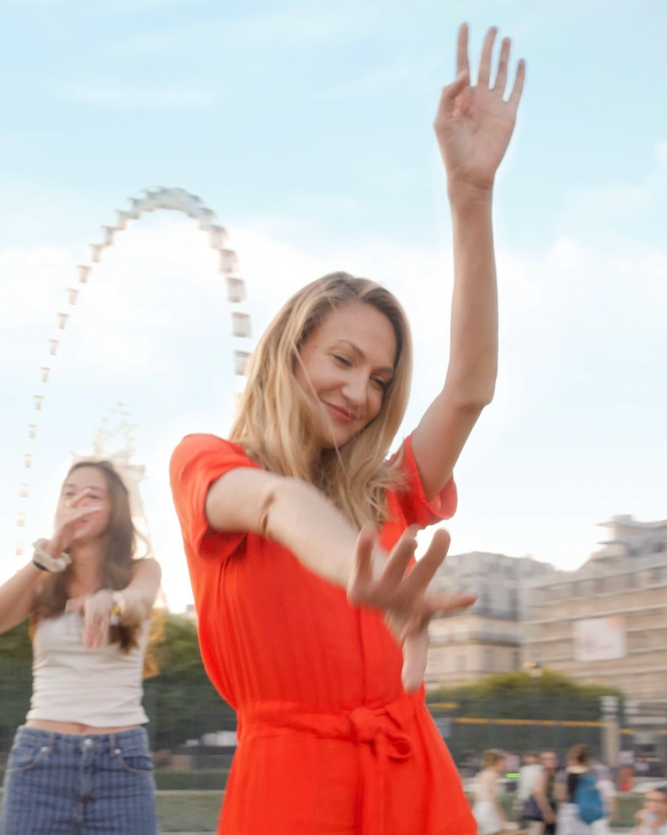 Mon travail n’est pas seulement qu’artistique, c’est aussi beaucoup de rencontres et d’échanges. Il y a des portraits qui marquent plus que d’autres, donnant lieu à des moments improbables, des connexions spontanées et des éclats de vie qu’on n’oublie pas.
Après ce portrait-spectacle, @femi_the_scorpion m’a raccompagnée, façon Femi 🤣
Lui sur son overboard à balader sa valise… avec moi dessus 😂😂😂
Je vais pas vous mentir, j’étais loin d’imaginer qu’un portrait me ferait vivre un aussi étonnant moment 🫂
🎥❤️@rid_prod
#AudreyCusey #Drawing #Portrait #Paris #GoodVibes
#LeTransporteurDeBonheur #Dance