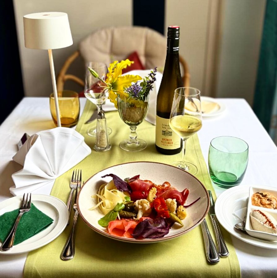 Herzhaft, echt, österreichisch – so beginnt Genuss: mit unserer Tiroler Platte und einem Glas Grüner Veltliner aus der Wachau. #leibeslust #münster #österreich #restaurant #foodspot #geheimtipp