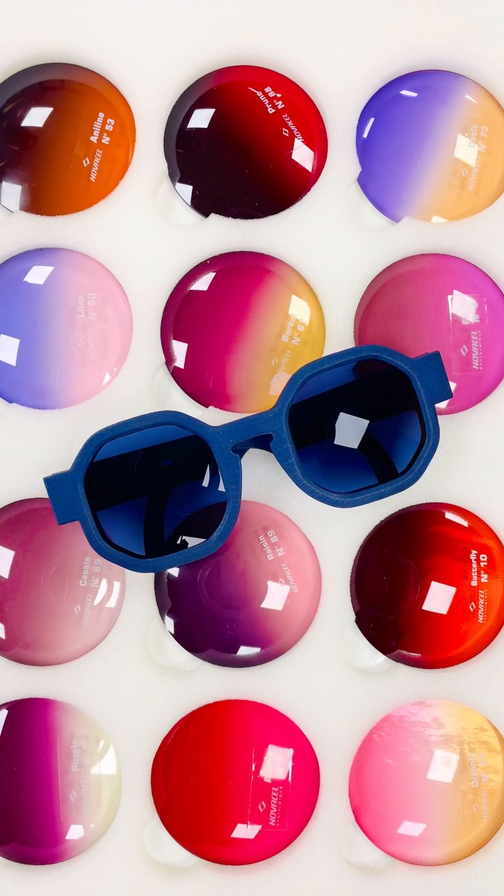 🌞 En 2 secondes, ça commence. En 25, c’est full soleil.
Et en moins de 2 minutes, POUF → retour à la clarté.
C’est pas de la magie, c’est @transitionslenses ✨
🎥 Regarde bien : les verres s’activent sous UV en un éclair ⚡️
Et en avance rapide : teinte max → retour au clair, le tout en beauté.
🕶️ Traitement Transitions® GEN S™ dernière génération.
💨 Rapidité + style + confort, en continu.
🔎 Test visible en boutique chez O Petit Monocle.
#Volcane #TransitionsGenS #Photochromique #VerresIntelligents #LunettesTendance #OptiqueModerne #VerresQuiChangent #EyewearInnovation #OpticienIndépendant #LunettesDeStyle #ChangerDeVue #GlowUpVisuel #EyewearReel #TransitionsLenses #FastTint #LightToDarkFast