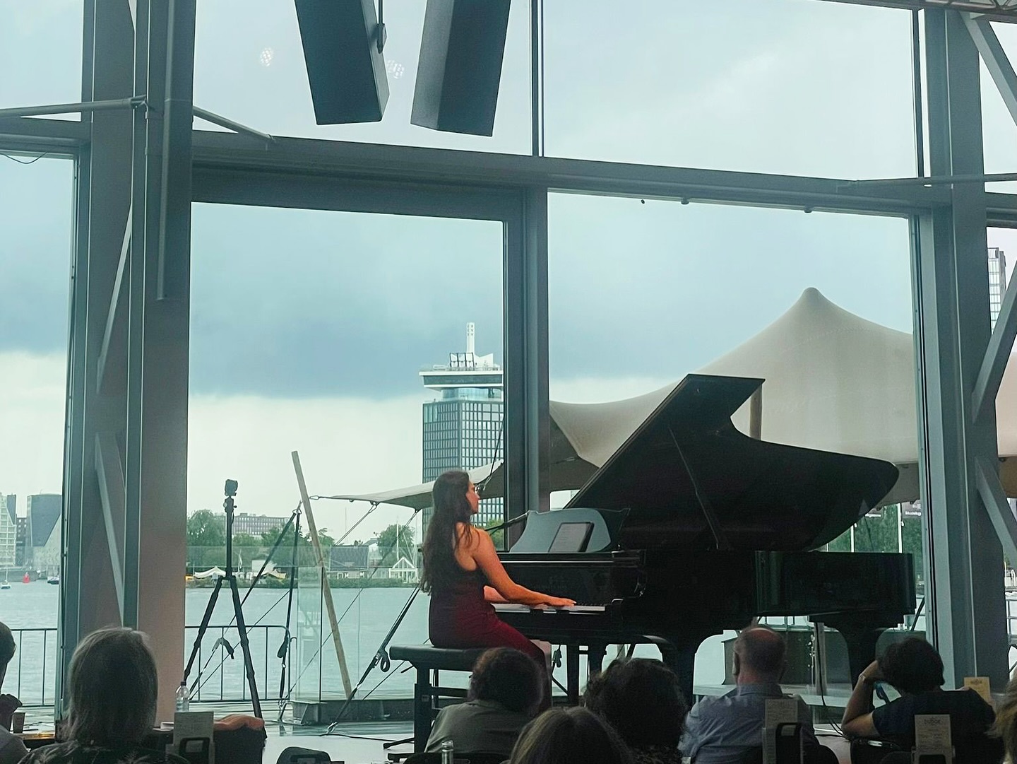 Huge thank you for having me @muziekgebouw and thank you all for coming, I had a blast 🥰 It was magical to me to play while having this amazing view - watching the boats and the rain 🌧️
Swipe for a snippet of me playing new music fresh from the press - will upload more soon once I edited the videos 😊
And another swipe of me backstage being really pleased with my name on the board 😂
Another swipe for more new music ➡️
And last swipe to the audience singing King’s Seat with me ♥️ Thank you for singing with me 🥰
#muziekgebouw #kleurstof #newmusic #jazzmeetsclassical #hedendaagsemuziek #pianistsofinstagram #pianistlife