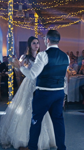 Une ouverture de bal comme on les aime ! @vivre_de_petits_bonheurs Julie & Antoine @1pourcent.de.plus 💫
Ces deux là sont de vrais romantiques ! Et ils sont entourés par une bande de folie. Un cocktail parfait pour un mariage réussi 🎉
Avec une chorégraphie bien huilée comme celle-ci, je ne pouvais que faire un très beau montage ! 📹
Encore merci à vous de m’avoir accordé votre confiance 🫶🏼
#mariage #wedding #weddinginspiration #weddingfilm #weddinginspiration #robedemariee