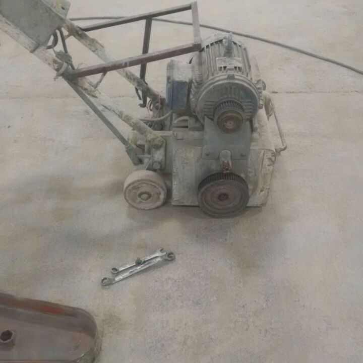 🔍 Você sabia que a parte mais sensível da aplicação de resina epóxi é a preparação do piso?
Antes de qualquer cor, brilho ou acabamento, existe uma base que precisa estar perfeita: o substrato.
É nessa etapa que o técnico avaliador entra em ação, identificando:
✔️ Trincas
✔️ Umidade
✔️ Problemas estruturais
✔️ Necessidades de nivelamento
Dependendo da situação, o piso pode passar por lixamento, abrasão química, lavagem com ácido ou até remoção total da base comprometida.
Só depois disso, aplicamos o primer, que garante a ancoragem do sistema epóxi no chão. Sem essa preparação correta, não há durabilidade nem acabamento que resista!
💡 A ABC Epóxi cuida de cada detalhe desde o começo — porque o resultado começa pela base.
Fale com a nossa equipe e solicite uma visita técnica!
📲 #Epoxi #PisoIndustrial #RevestimentoEpoxi #ABCepoxi #PisoResinado #PisoAutonivelante #ObraSegura #Substrato