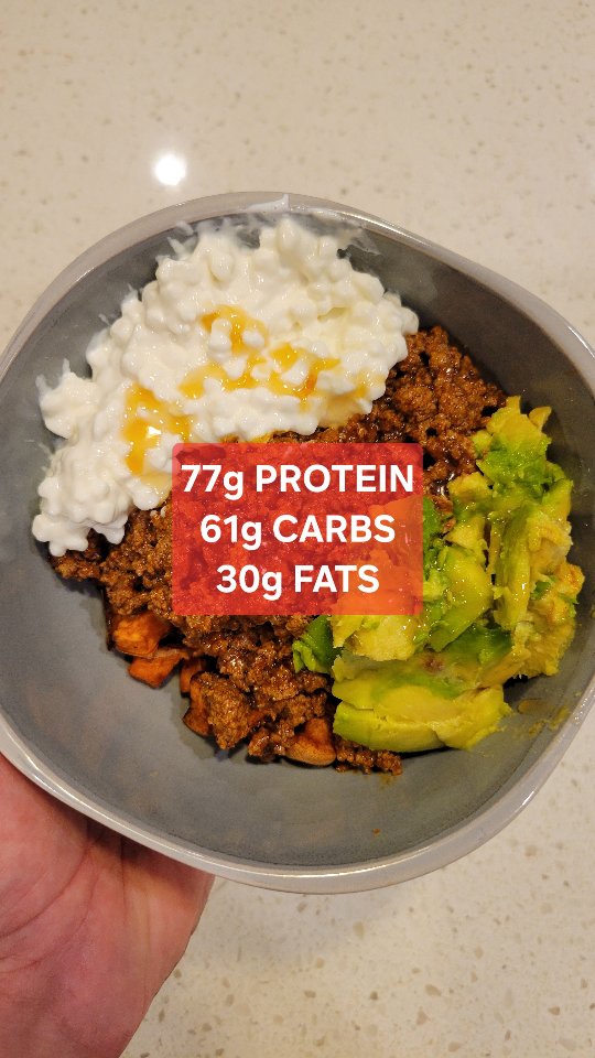 One of my favorites recently🤤
.
SUPER flavorful, quick and easy to make, and full of good nutrients!
.
Save it and give it a try!
.
INGREDIENTS:
.
✅️1 medium sweet potato.
✅️8oz 93/7 ground beef with taco seasoning.
✅️1/4 cup cottage cheese.
✅️1/4 avocado.
✅️1 tbsp honey.
.
DIRECTIONS:
.
1️⃣ Cube the sweet potato and stick cubes in the air fryer for 15 minutes at 400 degrees.
.
2️⃣ Brown the ground beef and add the taco seasoning.
.
3️⃣ Add the ingredients to a bowl.
.
4️⃣ Enjoy😎
.
.
.
#WalkTheTalk #KeepGrindin #nutrition #nutritiontips #nutritionrecipes #recipes #recipe #easyrecipe #highprotein #protein #highproteinrecipe #dinner #dinnerrecipe #highproteindinner #meat #meateater #sweetpotato