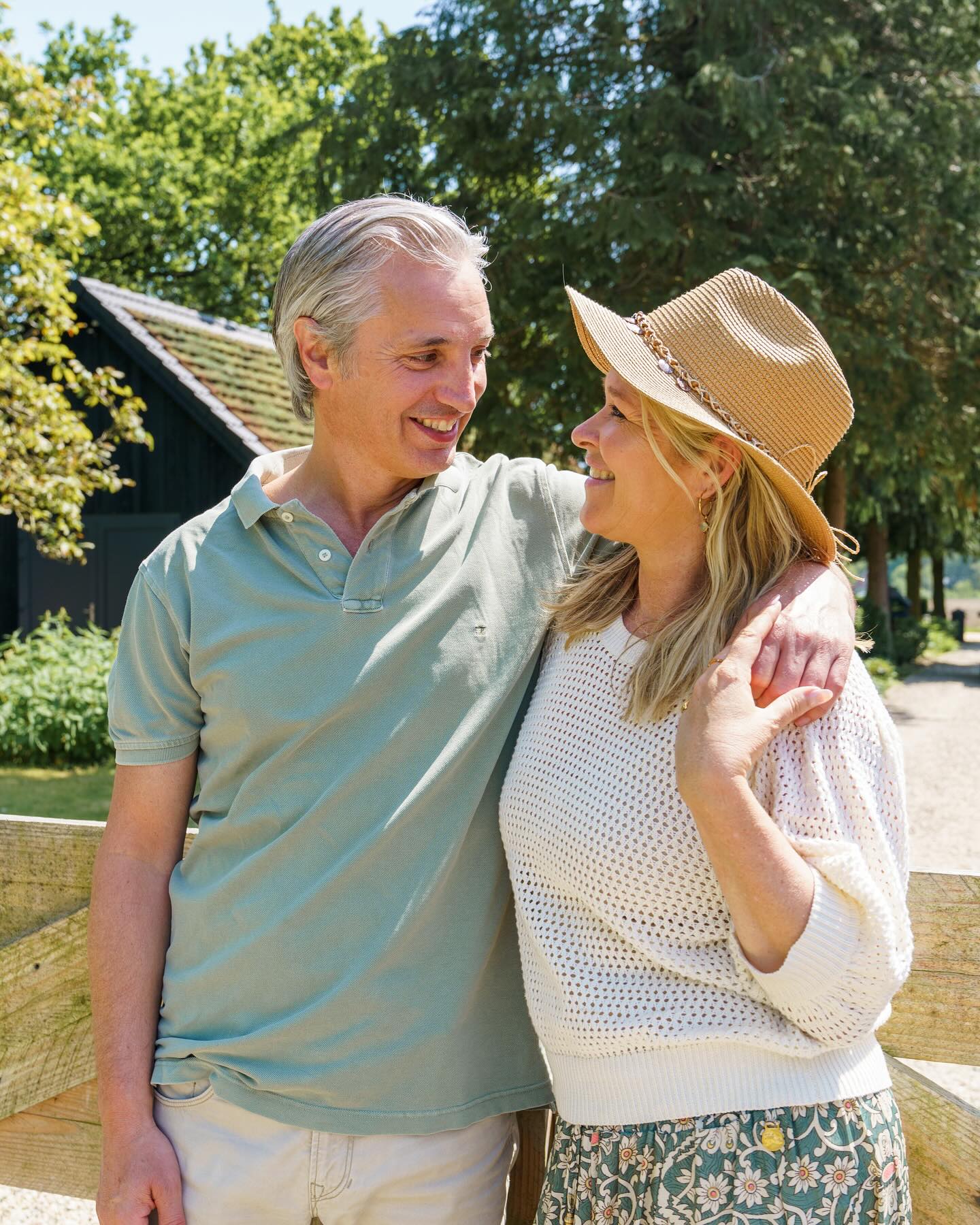 We doen het samen.
Niet omdat het makkelijk is,
maar omdat we voelen dat we het mogen dragen.
Ieder op z’n eigen manier.
Z’n eigen tempo.
Z’n eigen zielsmissie.
💫
De mijne?
Ruimte maken voor heling.
Zacht zijn in een wereld die soms hard voelt.
Liefde blijven kiezen, ook als het schuurt.
Verhalen doorbreken die niet meer dienen.
Zodat anderen — jong én oud —
zich kunnen herinneren wie ze werkelijk zijn.
De jongeren hier spiegelen alles.
Hun pijn. Hun kracht.
Hun verlangen om gezien te worden.
En ook dat hoort erbij.
We doen het samen.
Met vallen en opstaan.
Met liefde als kompas.
En elke dag een beetje meer vertrouwen
dat we precies zijn waar we moeten zijn.
#gezinshuisouder #gezinshuis #jongeren #jongerenwerk