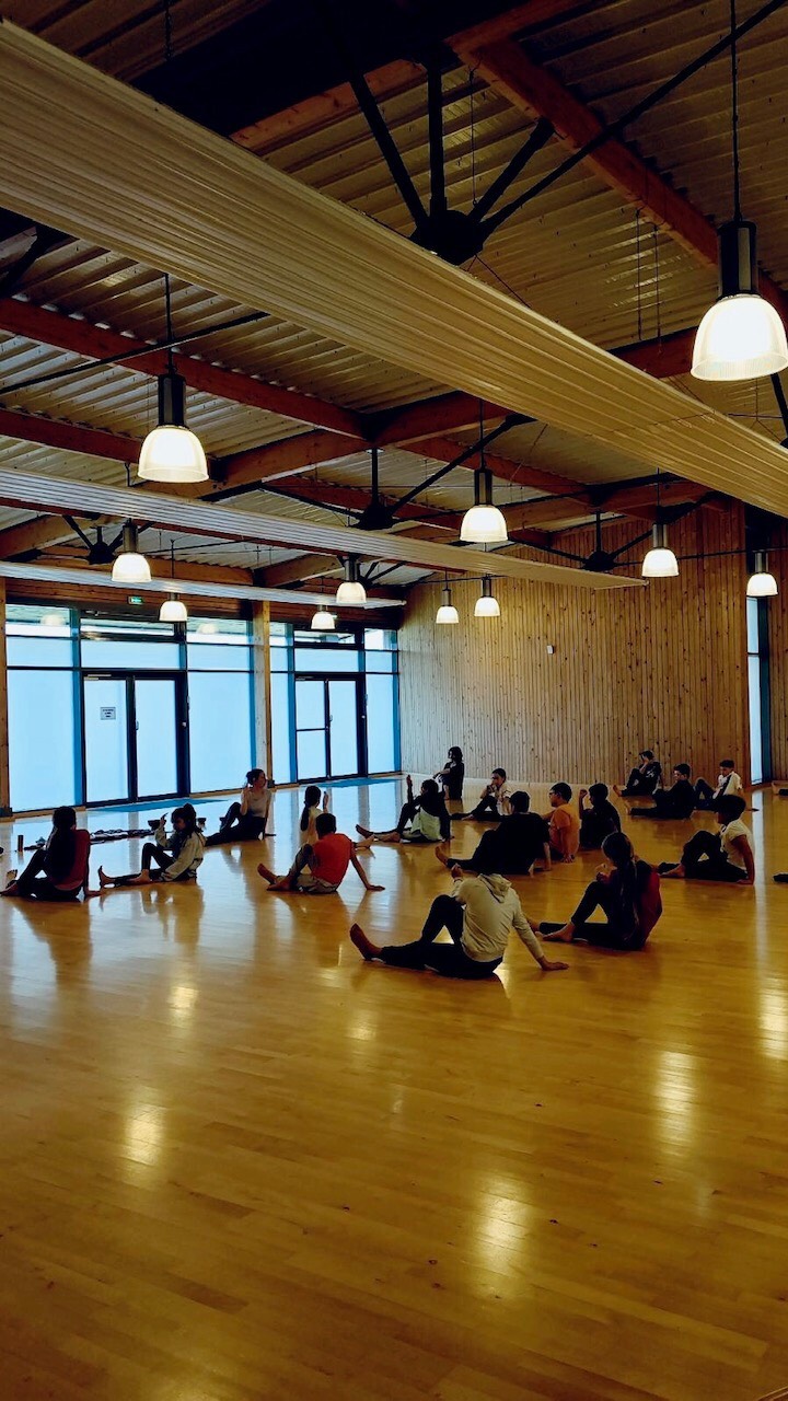 L’ÉTÉ, le YOGA et la VIBRATION ! ☀️
.
Quand le yoga rencontre la magie des vibrations, ça donne des ateliers d’été inoubliables.
.
Nous avons eu le plaisir d’aller à la rencontre des enfants et des ados pour une initiation au yoga sonore. Leurs missions :
🎶 Découvrir des instruments fascinants
🧘♀️ Manipuler les sons pour créer une ambiance apaisante
🤝 Partager une expérience unique
.
Leur curiosité et leur joie étaient contagieuses !
.
Et si c’était votre tour ?
Votre centre de Yoga reste ouvert tout l’été, et les dimanches, nous ouvrons les portes aux plus jeunes.
.
🧘🏻Vous pouvez venir pratiquer le Yoga Intégral avec votre enfant Dimanche à 11h !
📍 Où ? Chez SoundYoga
👧 Pour qui ? Ados et pré-ados dès 7-8 ans
.
Une belle occasion de partager un moment de connexion avec votre enfant.
Réservez votre tapis sur www.soundyoga.fr
.
@soundyoga.fr
.
.
#yogaenfamille #yogaenfants #yogaados #bainsonore #eteacompiegne #activiteenfant #sortieenfamille #yogacompiegne #soundyogacompiegne #partage #handpan #handpanlover #été #été2025 #compiegneagglo #vacances #yogavacances #yoga #🔆 #bainsonoreoise #bainsonorecompiegne #instrumentsforkids