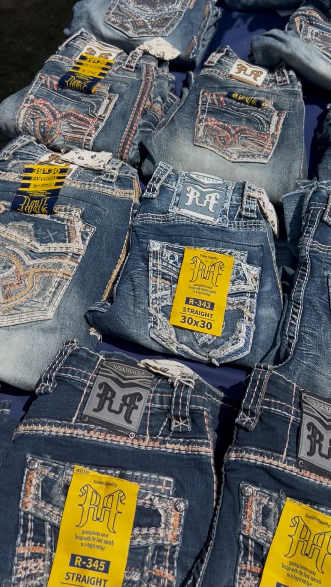 Oh, our red flags? 🚩🚩🚩
🪴 New house plants from an overpriced big box store
🍸 Hosting an event without cutesy thrifted glassware
🧥 A closet full of fast fashion pieces
🖼️ Bare walls in your apartment when art. is. everywhere.
👟 Brand new sneaks for $$$