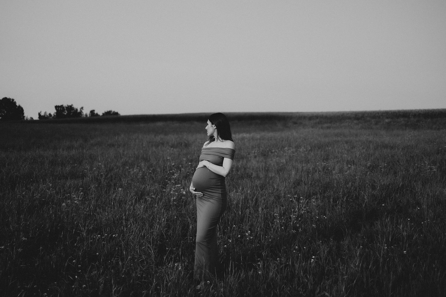 ✨ Zwischen Erwartung und Wunder.
Ein kleiner Bauch, so voller Zukunft – und zwei Herzen, die schon längst für ein drittes schlagen.
Ich durfte einen dieser stillen, magischen Momente festhalten.
Ehrlich, warm, ungestellt. So wie das Leben eben kommt. 🖤
Danke, dass ich euch begleiten durfte!
#babybauch #babybauchshooting #photographer #photoshoot #bettertogether #fotografiegoetz