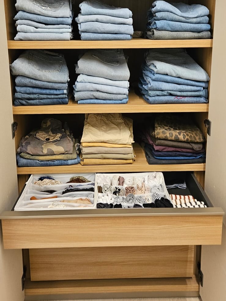 למה כדאי לכם לבחור בבתים מסודרים?
📦 חוסך לך זמן (והרבה בלגן)
בין העבודה, הילדים והלחץ של המעבר – למי יש זמן לארוז הכל לבד? שירות מקצועי הופך את האריזה והפריקה למהירות, מסודרות וללא כאבי ראש.
🧘♀️ עוברים דירה בלי סטרס
אין צורך לרדוף אחרי קרטונים, לבלות לילות באריזות או לדאוג שפריטים יישברו. אנחנו דואגים להכל – את רק בוחרת לאן לעבור.
💪 שמירה מקסימלית על תכולת הבית
יש לך חפצים שבירים, רהיטים עדינים או פריטים יקרי ערך? אנחנו נדאג שכל פריט יקבל את ההגנה הראויה.
📍 אריזה חכמה – פריקה מהירה
כל קרטון מסומן, כל פריט נמצא בדיוק במקום שהוא צריך להיות. ככה הפריקה קלה, מהירה – ובדיוק לפי הסדר שלך.
🛋️ מעבר לבית חדש – כמו כניסה למלון
כשכל דבר מגיע למקום הנכון, מסודר ונקי – המעבר הופך לחוויה נעימה בלי דרמות.
📊 חיסכון בכסף (ובעצבים)
נכון, שירות מקצועי עולה כסף – אבל הוא גם מונע נזקים, תקלות ועיכובים שעלולים לעלות הרבה יותר.
🏡 כי סדר בבית = סדר בראש
אין כמו להיכנס לבית חדש כשהכל במקום, בלי בלגן, בלי ערימות של ארגזים.
דברו איתי>> בתים מסודרים• מרים 053-2121104 📞