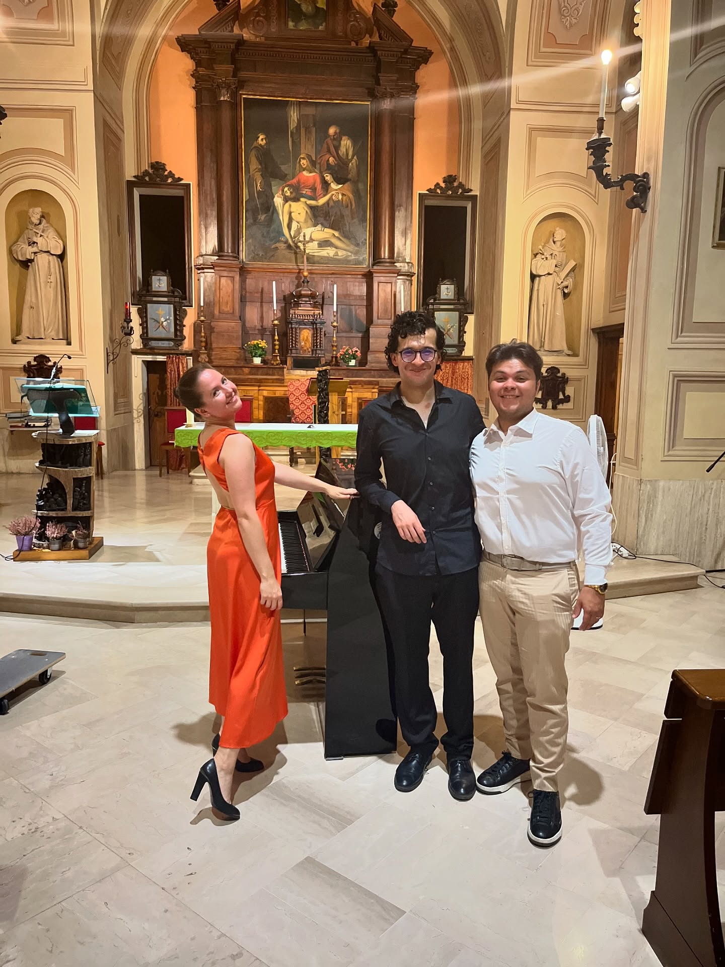 🎻 Ieri sera, nella splendida cornice della Chiesa dei Frati Cappuccini di Imola, si è tenuto un concerto indimenticabile che ha riscosso un enorme successo. Protagonisti della serata sono stati due musicisti internazionali di origine russa: Alfredo Reyes Logounova al violino ed Ekaterina Chebotareva al pianoforte.
Il duo ha incantato il pubblico con un programma raffinato e appassionato, interpretando magistralmente opere di Mozart, Ravel, Ysaÿe e Saint-Saëns. L’entusiasmo e l’energia degli artisti hanno coinvolto profondamente la platea, che ha risposto con calorosi applausi e richieste di bis, regalando due esecuzioni supplementari di grande intensità.
Un sentito ringraziamento va al direttore artistico Diego Melfi per l’organizzazione impeccabile e per la presentazione del concerto, e al nostro meraviglioso pubblico, composto in gran parte da musicisti professionisti, per la presenza attenta e partecipe.
Ci rivediamo a settembre con nuovi appuntamenti del Gala Music Festival. La musica non si ferma!
#galamusicfestival #concertiimola #musica2025 #violinoepianoforte #eventimusicali #musicarussa #duomusicale #musicaclassica #emiliaromagnaeventi #mozart #ravel #ysaÿe #saintsaëns #estateinmusica #talentinternazionali