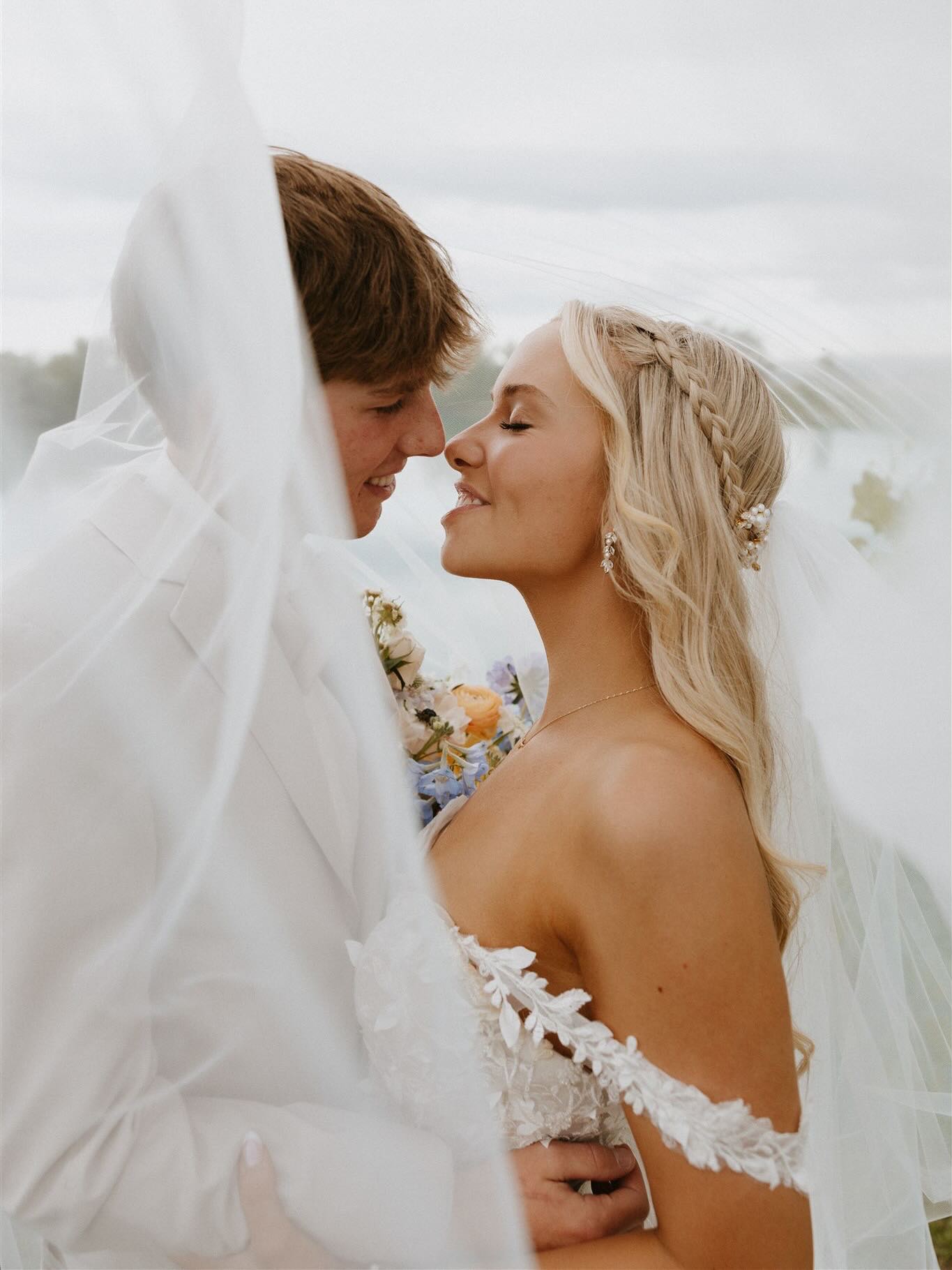 Ooh la la a lil paparazzi moment 📸📸📸
Flowers: @blushflorals.co
Videographer: @csfilmscreations
Venue: @willowbrookebarn