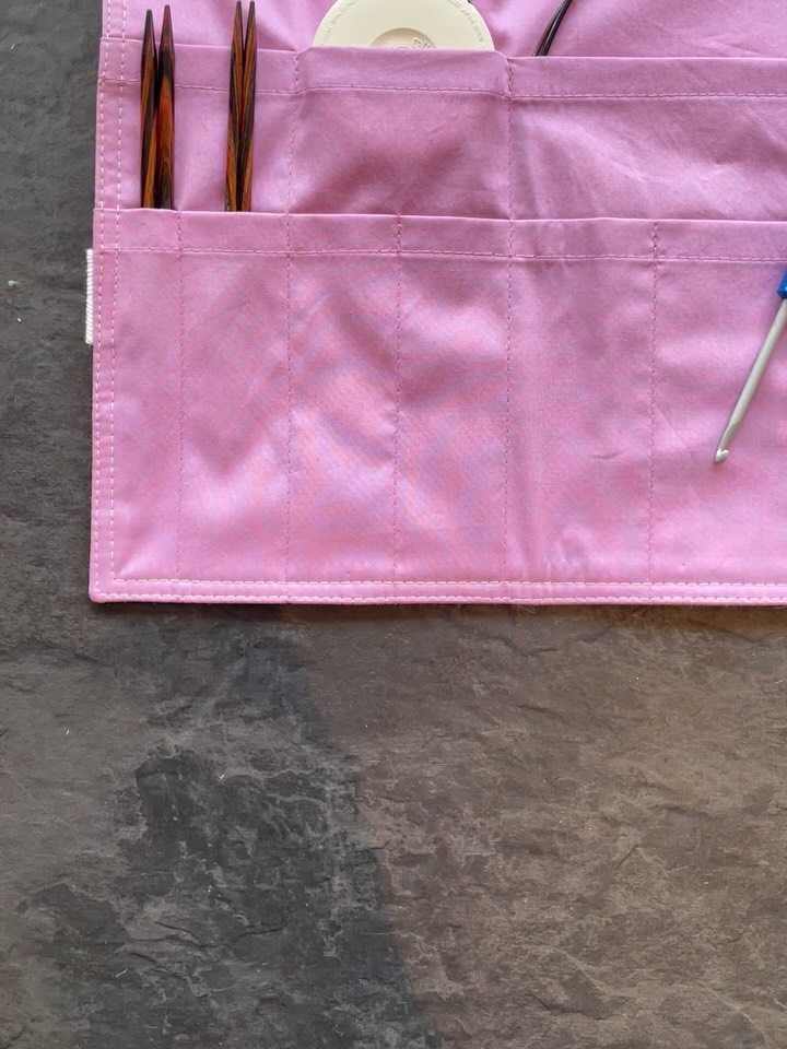 🌴Was sind eure Ferien-Essentials? 🌴
Für mich ist die Nadeltasche To Go immer mit dabei – perfekt, wenn nicht alles mit muss, aber trotzdem eine gute Auswahl an Nadeln dabei sein soll.
Sie ist kompakt, super praktisch und passt garantiert in jedes Reisegepäck!
Übrigens: Mit meinen Holzstricknadeln hatte ich noch nie Probleme bei der Sicherheitskontrolle.
Trotzdem: Nicht das ganze Nadelset ins Handgepäck nehmen – sicher ist sicher. 😉
Oder gleich mit dem Zug verreisen, dann gibt’s auch keine Kontrollen.
Die To Go Tasche und all meine anderen Projekttaschen sind aus wasserabweisendem Deadstockstoff genäht – nachhaltig & mit viel Liebe von mir handgemacht. ❤️🧵
Welche Tasche darf bei euch auf Reisen nicht fehlen?
#Projekttaschenliebe #fibreatelier #strickenaufreisen #handmadewithlove #slowcrafting #knittersofinstagram #nähliebe #nachhaltignähen #travelknitting #stricktasche #strickliebe #handgemacht #deadstockfabric #creativejourney #reisestrickerei #toogotasche #knitandtravel