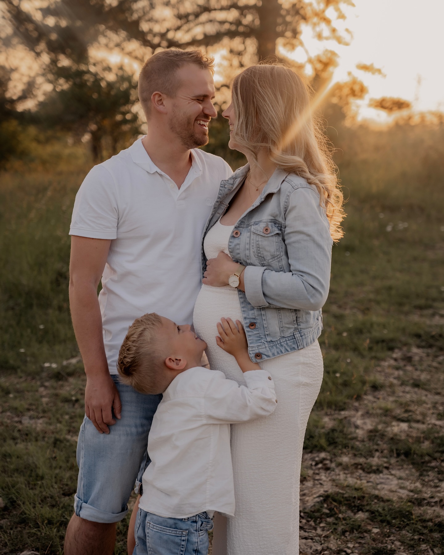 Zwischen goldenen Sonnenstrahlen, sanften Berührungen und kleinen Kinderhänden schien die Zeit für einen Moment stillzustehen.
Ich erinnere mich sehr gerne an unser Shooting zurück! Es war ein Abend, getragen von Leichtigkeit, Wärme und dieser leisen, tiefen Verbindung, die zwischen den Bildern spürbar bleibt.✨
#maternity #maternityshooting #love #familyshooting #inspiration #sony #babybauchfotografie #babybauchshooting #sunset