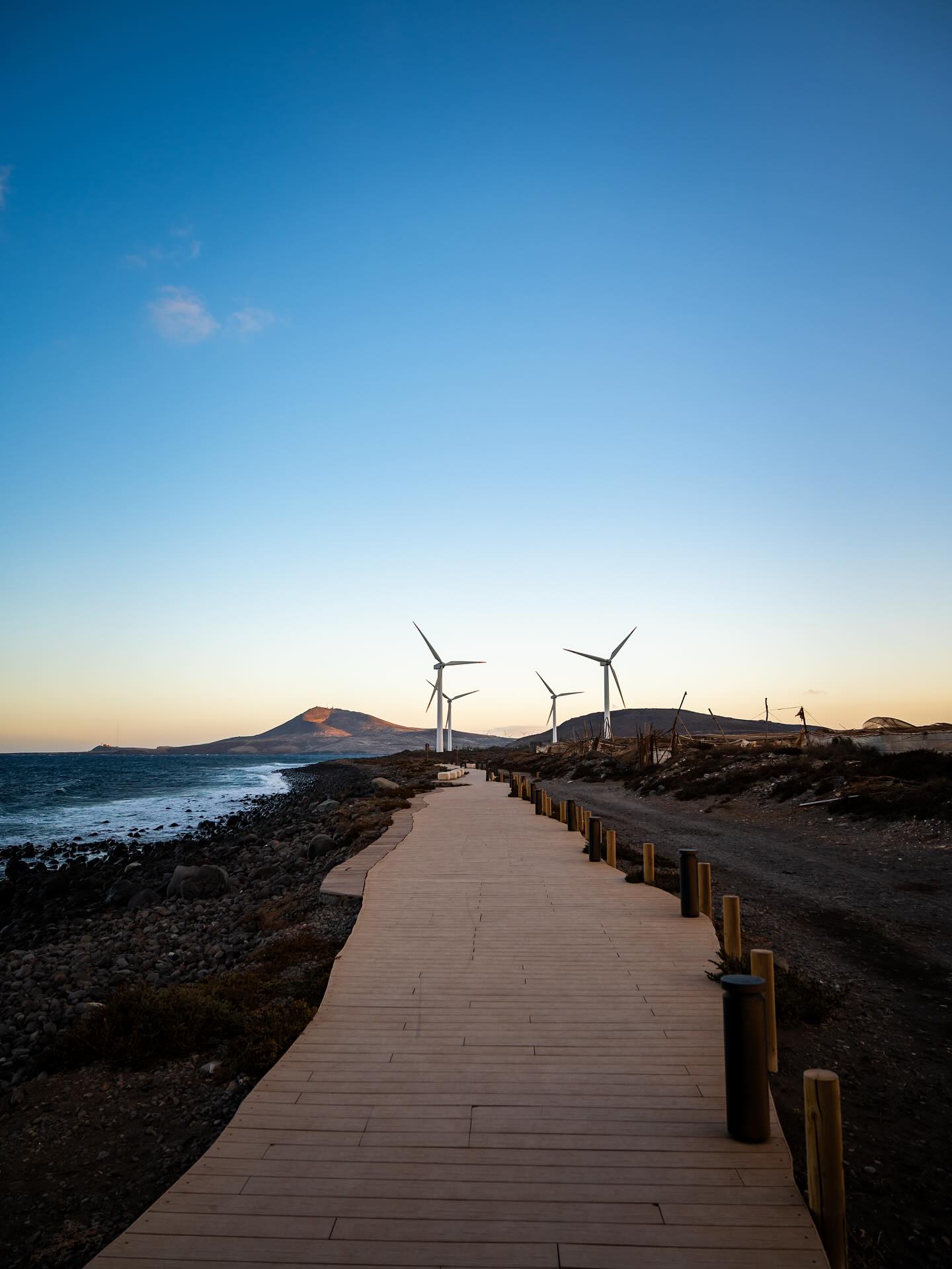 Petite promenade à l’heure dorée…
#heuredoree #voyage #travel #goldenhour #seaside #ocean #travelphotography #travelphotographer #laoujevais #photodevoyage #sunset #coucherdesoleil #oujesuis #whereami #promenade
