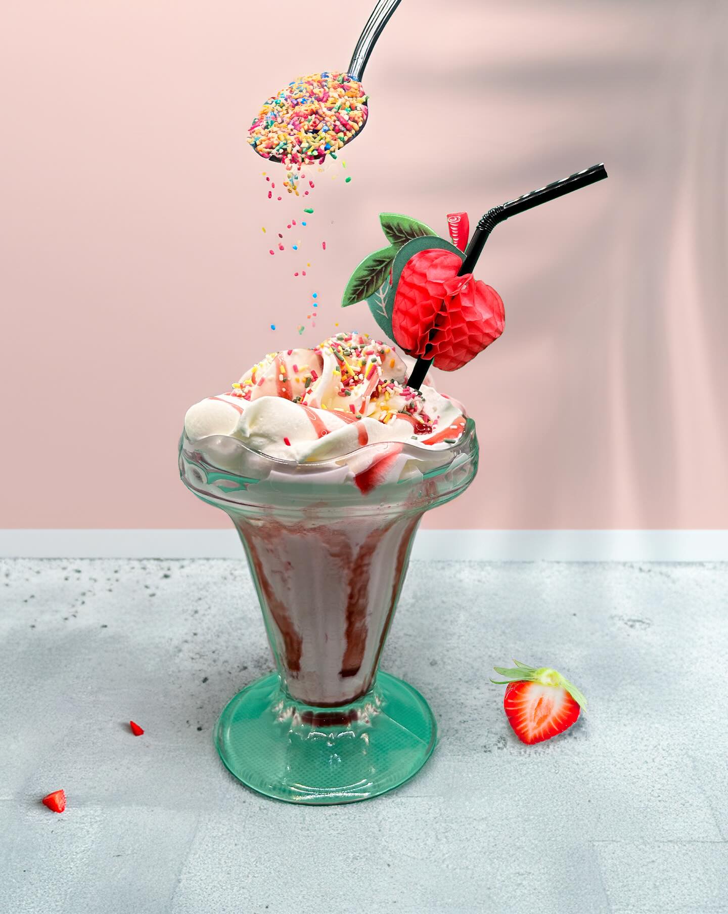 Cuando tu helado es top, pero tu carta grita 2003.
Cuando los hermanos Durán me llamaron para rediseñar su carta de copas heladas, no empezamos hablando de sabores.
Empezamos con esta frase: “Nos da vergüenza enseñarla.”
Mismo producto. Mismo amor por lo que hacen. Pero una carta hecha hace años, visualmente desfasada, sin coherencia con lo que hoy representa su heladería.
Eso también es branding. No cambiar lo que funciona. Sino hacer que lo que ya funciona se vea con la dignidad que merece.
Porque cuando la imagen no acompaña lo que eres, no solo se nota… se sufre. Hoy, su carta representa lo que ofrecen: sabor, detalle, dedicación, autenticidad. Y sí: ahora sí la enseñan con orgullo.
💬 ¿Hay algo en tu marca que te dé vergüenza enseñar? Te leo con cero juicio. Aquí se viene a transformarlo.
#RebrandingReal #DiseñoConPropósito #LauraMecaStudio #CicatricesQueSeConviertenEnMarcas