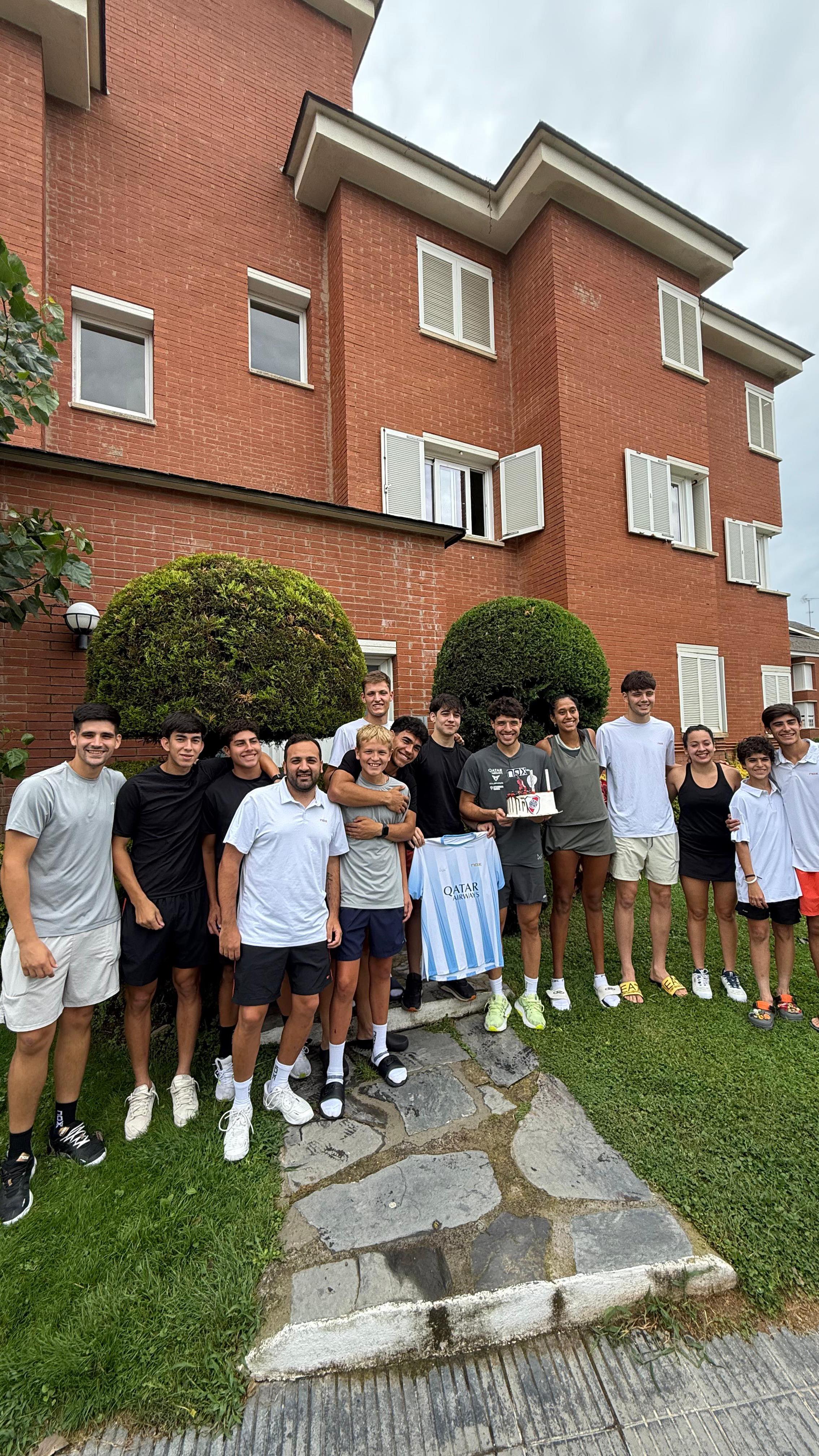 Hoy es el día del Mozart 🎻🥳
Desde la NFA hemos aprovechado la ocasión para hacerle esta visita sorpresa y celebrar un nuevo hito desbloqueado por @tapia: forma parte de la segunda pareja con más torneos ganados en la historia del pádel. 🔝
¡Muchas felicidades! 👏🏻