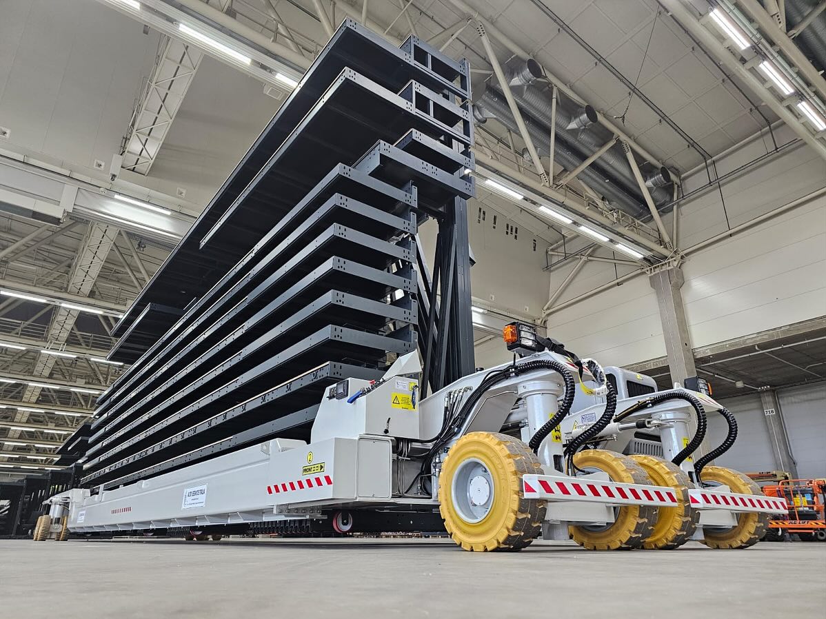 Our first flag in Helsinki 🇫🇮 Two machines to carry tribunes just delivered 📍#special #transporter #tribunes #remotecontrol #workingmachine #madeinitaly #altoservice