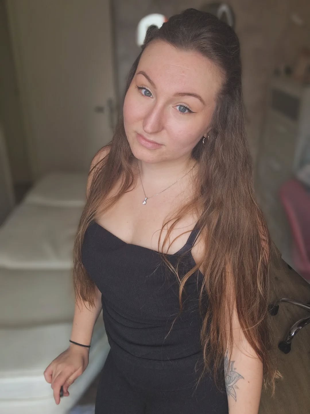 🌸 Moi c’est Maëva — 27 ans, et je vis de ma passion 🫶
Estheticienne depuis 2015, j'ai ouvert ma petite entreprise en janvier 2022, j’ai décidé de me lancer dans un univers qui me ressemble à 100%.
Aujourd’hui, je vous accueille dans mon salon privé à Homblières (02720), un endroit calme, intimiste — un vrai cocon pour prendre soin de vous en toute tranquillité.
Pas de prestations à la chaîne ici. Chaque rendez-vous est pensé pour vous. On prend le temps, on adapte, on personnalise. 🥰
🧑🎓 J’ai suivi entre 15 et 20 formations, plus particulierement en maquillage permanent (initiation, perfectionnement, lèvres, sourcils, yeux, tâches de rousseur, grains de beauté, et .. 🤫) qui est ma spécialité, mais aussi dans des pratiques complémentaires, pour vous proposer bien plus qu’un simple soin.
Ce que je propose :
💉 Dermopigmentation (Maquillage permanent)
👁 Beauté du regard : rehaussement, teinture & brow lift
🌿 Soins du visage sur-mesure
💪 Soins du corps : Madérothérapie corps & drainage lymphatique manuel du corps — à la séance ou en cure
💆♀️ Massage liftant japonais du visage Kobido
🧼 Certaines épilations
💄 Maquillages
💅 Vernis semi-permanent
✨ Mon approche est simple :
De la technique, oui. Mais surtout du ressenti, de la douceur, de la bienveillance.
Et ce n’est que le début...
Dans quelques mois, mon activité va prendre un nouveau tournant, plus alignée avec ce que je suis et ce que je souhaite vous offrir.
J’ai tellement hâte de vous en dire plus ✨
📲 Sur RDV uniquement
→ En message privé ou au 06 49 57 28 05
🌐 Tous les détails de mes prestations sont sur mon site :
👉 https://regardpoudre.wixsite.com/regardpoudre
💬 Si vous avez des questions, des doutes, ou juste envie de discuter, je suis là.
Merci à toutes celles qui me suivent, me font confiance, et font grandir cette belle aventure 💗
#esthetique #homblieres #maquillagepermanent #maquillagesemipermanent #dermopigmentation #soinducorps #madérothérapie #drainagelymphatique #soinduvisage #beauteenconfiance #salondebeautéprivé #estheticiennepicardie #momentpoursoi #beautenaturelle #feminiteauthentique