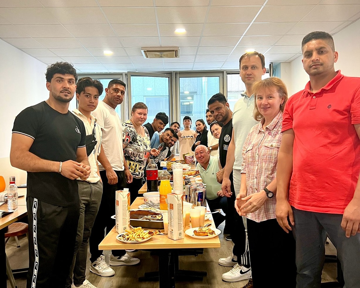 Der Zweitschriftlernerkurs hat den Beginn der Ferienzeit gefeiert.☀️ Schöne Ferien an alle Teilnehmenden – ihr habt es euch verdient! 🤩