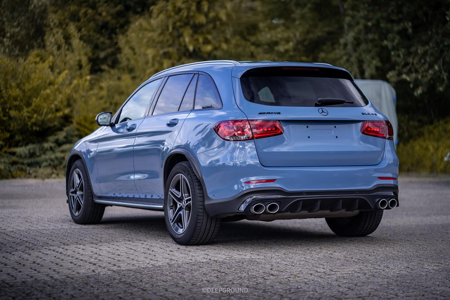 Wir haben diesem Mercedes GLC AMG eine Vollfolierung in Makalu Blue verpasst und einige Dinge mit schwarz glanz veredelt - Chrome Delete. Die Embleme haben wir passend zum Gesamtbild ebenfalls in schwarz glanz angebracht. Die normalen Schweller haben wir demontiert und gegen originale Trittbretter getauscht. Damit die Front edler und vorallem bulliger wird, gab es auch noch eine Maxton Frontlippe. Wir sind selbst sehr überrascht von diesem tollen Ergebnis!
Danke für das Vertrauen! 😋
___________________________________________________ #deepground #mercedes #glc #glc43 #turbo #amg #blue #glcamg #folierung #black #carporn #cars #wrapped #mercedesbenzworld #wrappedworld #mercedesglc #mercedesbenz #motorsport #chromedelete #suv #suvlife #mercedeslovers #pwf #perfection #benzlife #insta #instagood #follow #picoftheday