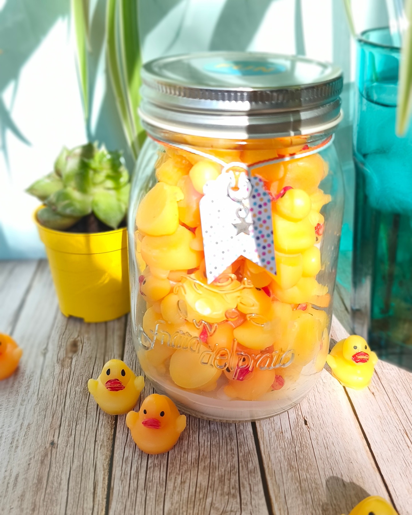 🐥 Plein de Canard 🫙✨
Un bocal débordant de fondants parfumés... et de bonne humeur !
Des petits canards trop mignons, à faire fondre dans votre brûle-parfum pour une ambiance qui donne le smile 🕯️💛
C’est doux, c’est fun, c’est Pilo 💫
—
#PleinDeCanard #FondantsParfumés #PiloCréations #FaitMainAvecAmour #CireDOlive #MadeInFrance #DécoCocooning #MomentsSensoriels #BougiesFun #ParfumDeGrasse #ConceptStoreAddict #CadeauOriginal #ObjetsQuiFontSourire