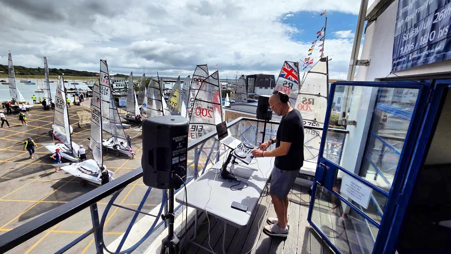 🎶 Lymington Dinghy Regatta sailors and visitors to Bath Road slipway were kept entertained yesterday morning with some awesome tunes courtesy of The Good Doctor @thoughtso.co and sponsored by @hellooutdoorsltd. @rnlilymington kindly staged the DJ on their balcony and everyone enjoyed the summer vibes 🤩
👀 Watch this space for details of our next summer vibes event… 🎧☀️🏊🧘♂️🏄🏻
#lymington #summervibes #sailingregatta #communitylove #startyourdayright #newforest #hampshire #outdoorfun @lymingtontownsc @rlymyc