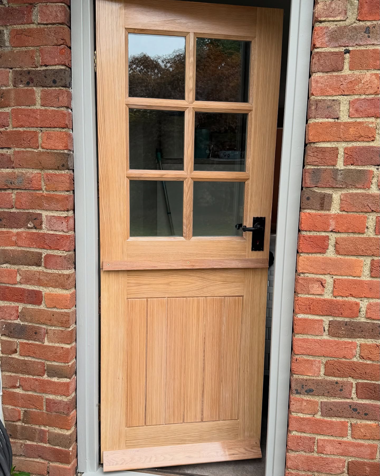 We replaced a really old kitchen door with this oak stable door and finished it off with Osmo exterior UV oil. Doesn’t it look beautiful? #oakdoor #kitcheninspiration #homerepairs #handyman #carpenter #horsham