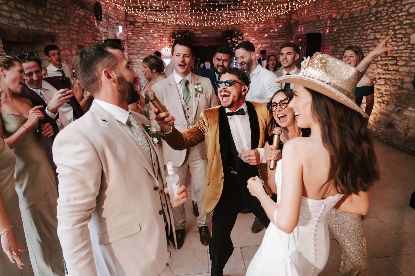 Bringing the beat to Emma & John’s big day — we throw unforgettable parties!” 🎉💍🎶💃🕺🪩 There ain’t no party like a Tux Fizz party 🥂
Photographer: @georgimabee
Venue: @caswellhouse
Florist: @joannacarterflowers
Cake: @fernandrosecakes
Video: @p.s.visuals
Hair: @carlycoxweddinghair
MUA: @makeupbyhollypaige
Band: @tuxfizz
Catering: @caswell_kitchen
Wedding illustrator: @whilehugosleepsco
#Tuxfizz #ukweddingband #barnwedding #cotswoldwedding #weddingmusic #firstdance #firstdanceinspo #ukweddingplanning #weddinginspo #weddingcover #romanticweddingmusic #firstdancesong #firstdanceroutine #weddingband #functionband  #weddingsinger #twia #bridalgown #weddingsdress #weddingdancefloor #weddingdances #weddingdancechoreography