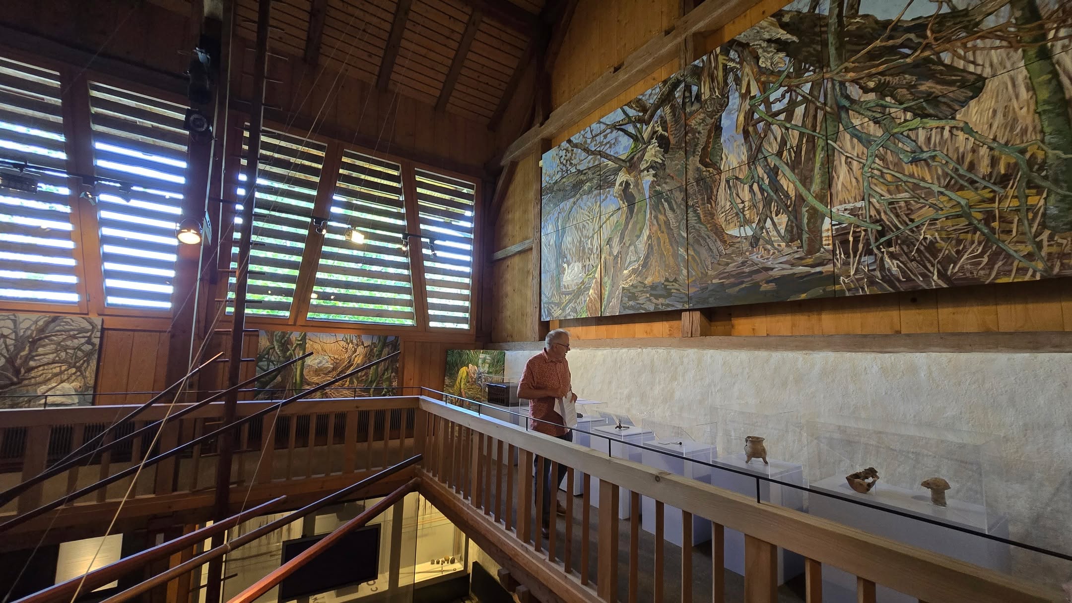 Musée de Morat : au niveau des salles consacrées à la Bataille de Morat, Bernard Bailly présente son travail lors de la visite guidée bilingue du 20 juillet 2025.