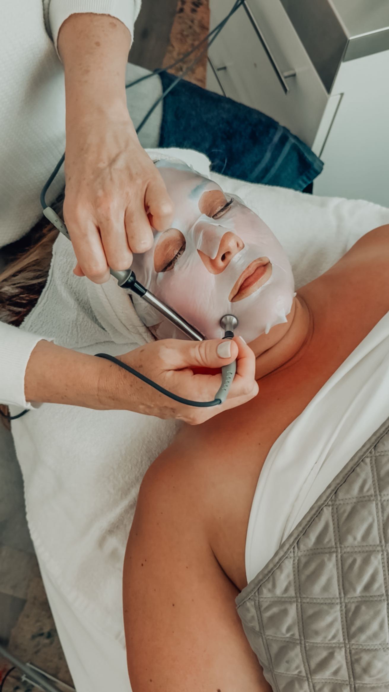 Think of it as a workout for your face…no needles, no downtime. Microcurrent facials tone, lift, and contour by stimulating your facial muscles with low-level electrical currents. In the hands of our expert practitioners our advanced devices also lengthen and relax overly worked muscles, stimulate collagen, and promote healing and lymphatic drainage. The result? A more sculpted, relaxed + youthful perk to the face, jaw and neck with natural visible results in just one session. Included in our Signature Facial. 💆♀️⚡️
#microcurrentfacial #nonsurgicalfacelift #glowingskin #naturalbeautyboost #facialfitness #skintightening #holisticskincare