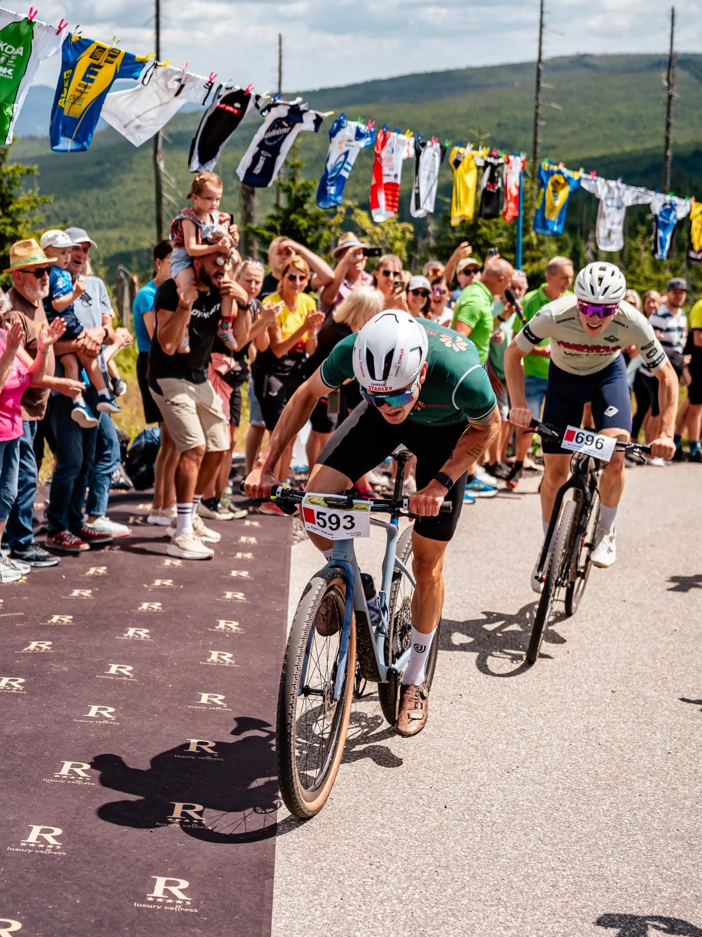 🔥📸 YES – die Bilder vom #TDS2025 sind online! 📸🔥
Was für ein mega Tag in Neureichenau! 💪
Sport, Spaß, Sonne – und ihr mittendrin!
Jetzt könnt ihr die Highlights nochmal erleben:
👉 Lacht, staunt, teilt & markiert eure Leute – hier sind eure besten Momente!
📷 www.tag-des-sports.eu
#QuaelspassAmDreisessel #quaelspass #run #bike #walking #BergRennen #SprintRennen #TagDesSports2025 #Neureichenau #SportVibes #BilderOnline #TeamSpirit #dreisesselgemeinde #dreisesselberg #dreisessel