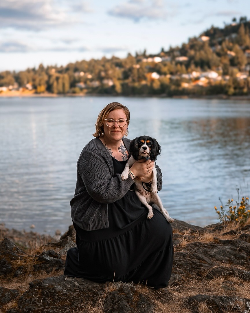 Sharing this beautiful sunset session with Aprielle and her new puppy, Bernie! Aprielle and I used to work together in clinic back in the day, so it was really great to catch up. We wandered Neck Point at sunset while Bernie explored the coast and found one lucky stick to carry around the whole way!
Already missing the island 🌲🏔️
#petphotographer#pets#animals#petportrait#spaniel#cavalier#vancouverisland#novascotiaphotographer#dog#dogmom#dogphoto#petphotography